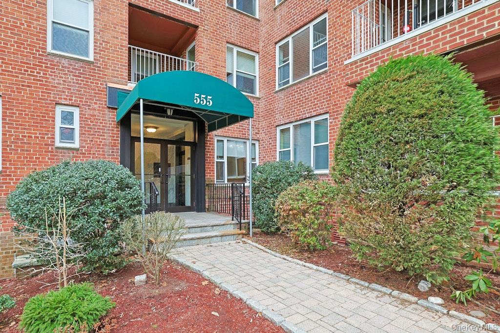 MOVE IN READY! PRISTINE, pet-friendly, spacious 1 Bed, 1 Bath at Hasti...