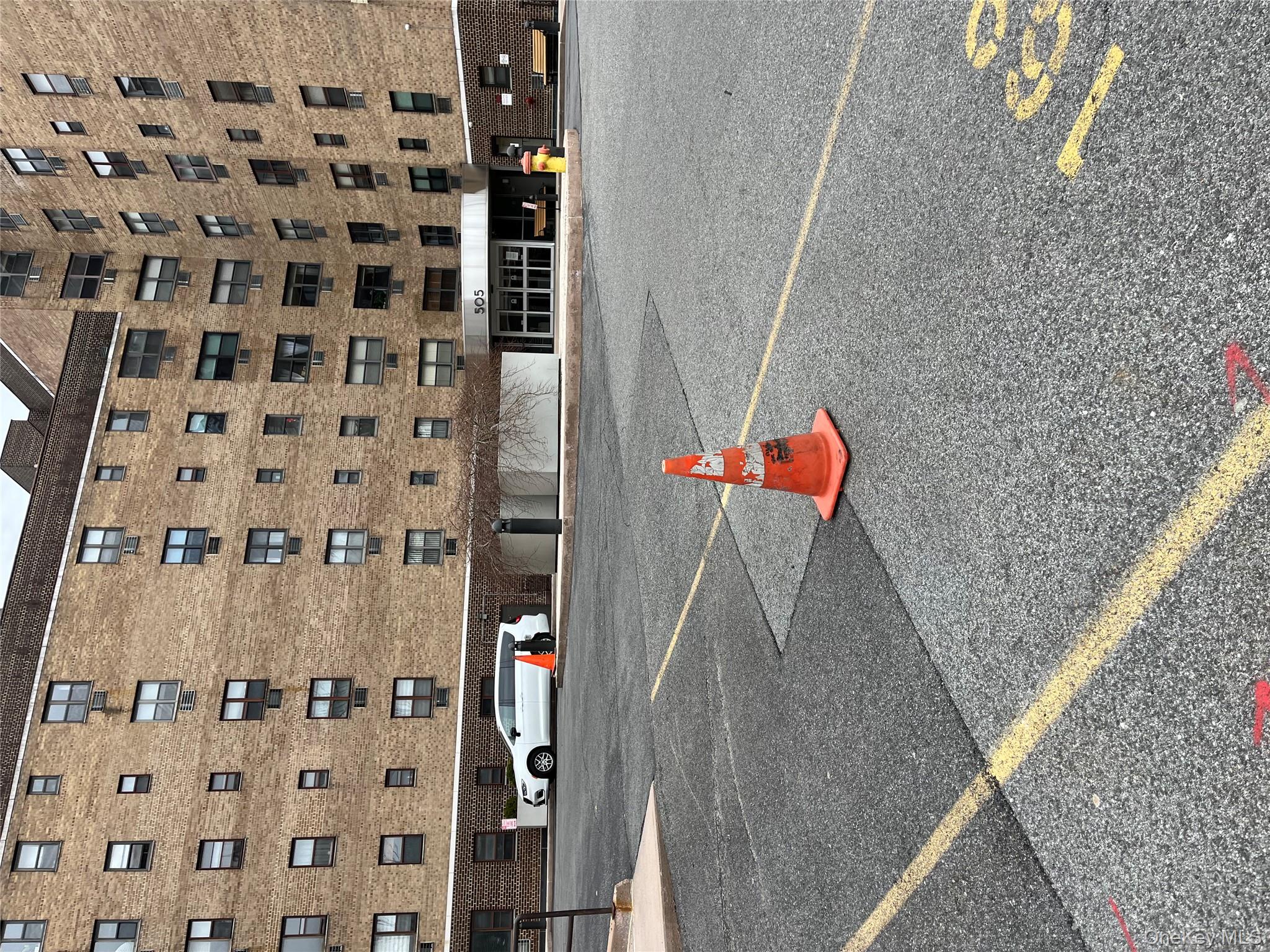 Welcome to comfortable and convenient living in the heart of White Pla...