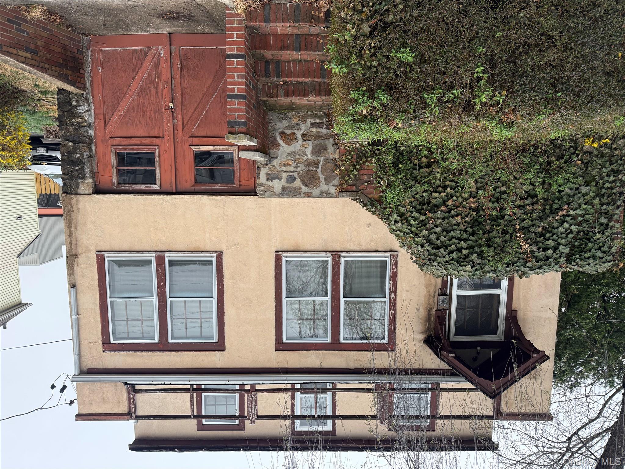 Single family home needing complete renovation or possible teardown an...