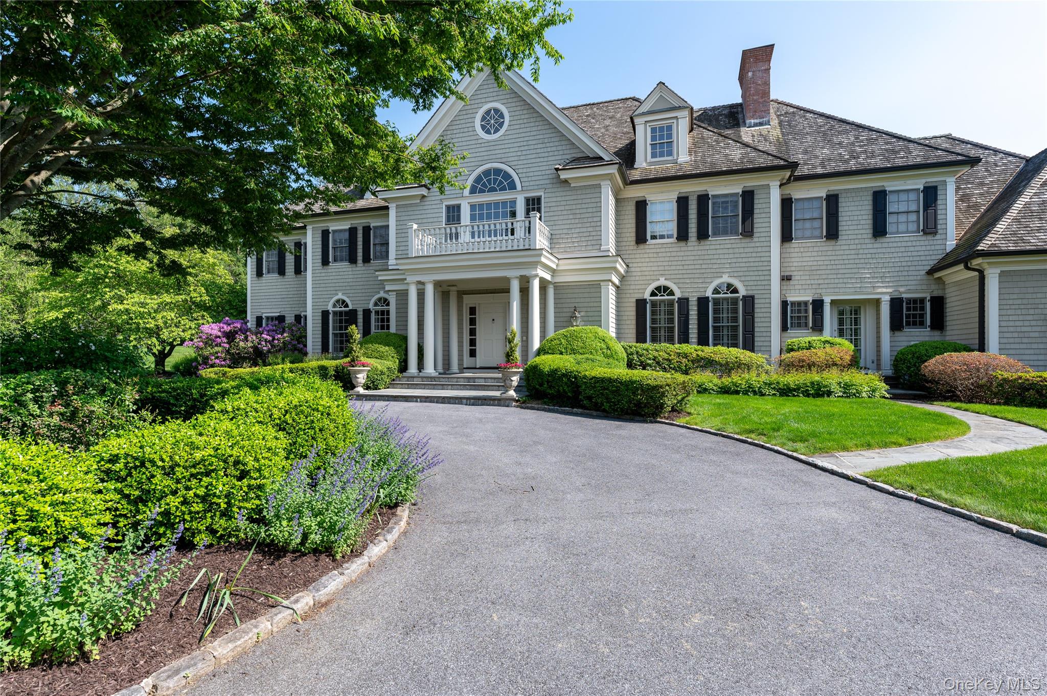 The pinnacle of Modern Colonial elegance in Pound Ridge: timeless
clas...