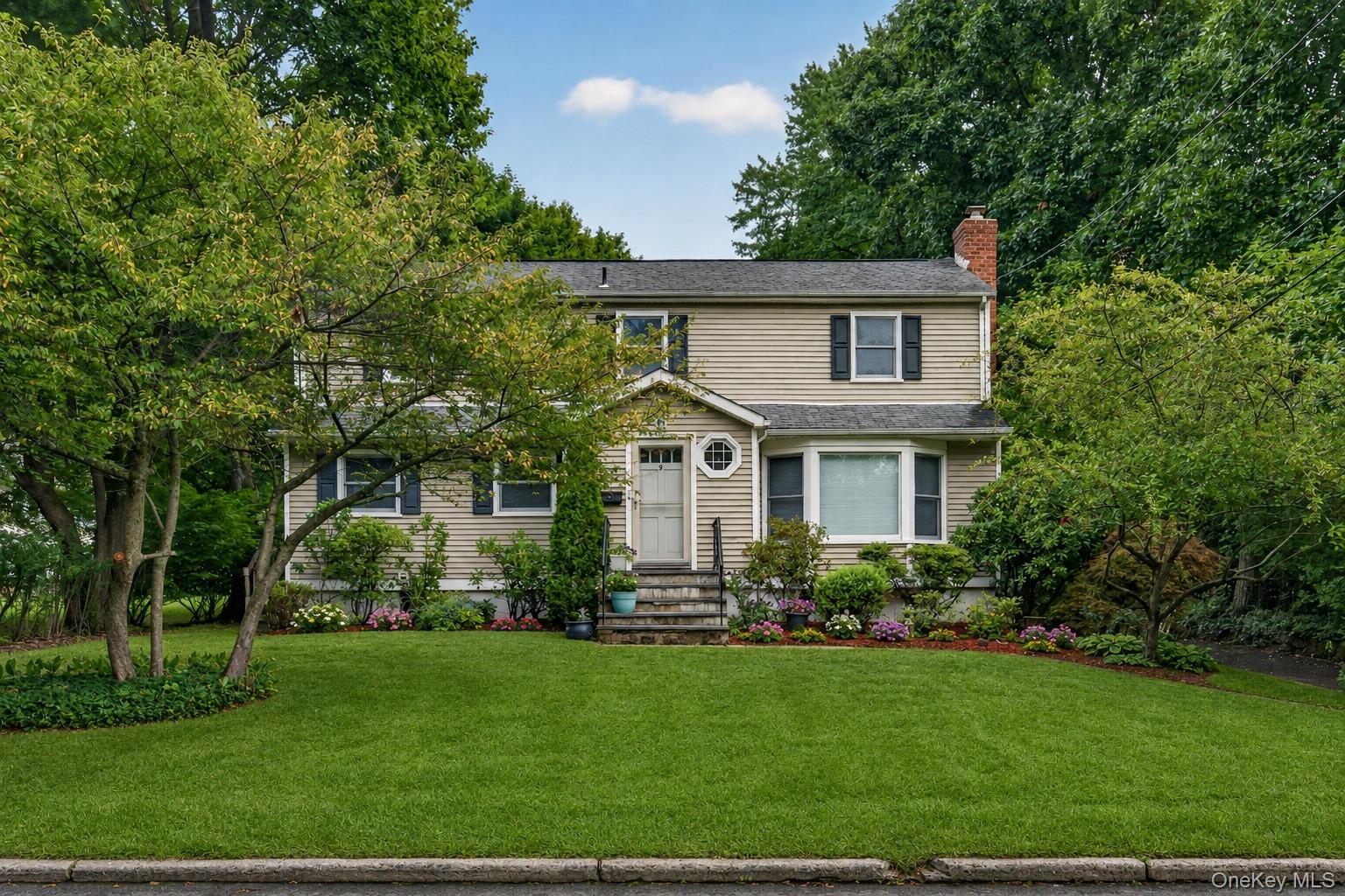A fresh new look at 9 Verne Place! Freshly painted throughout with tho...