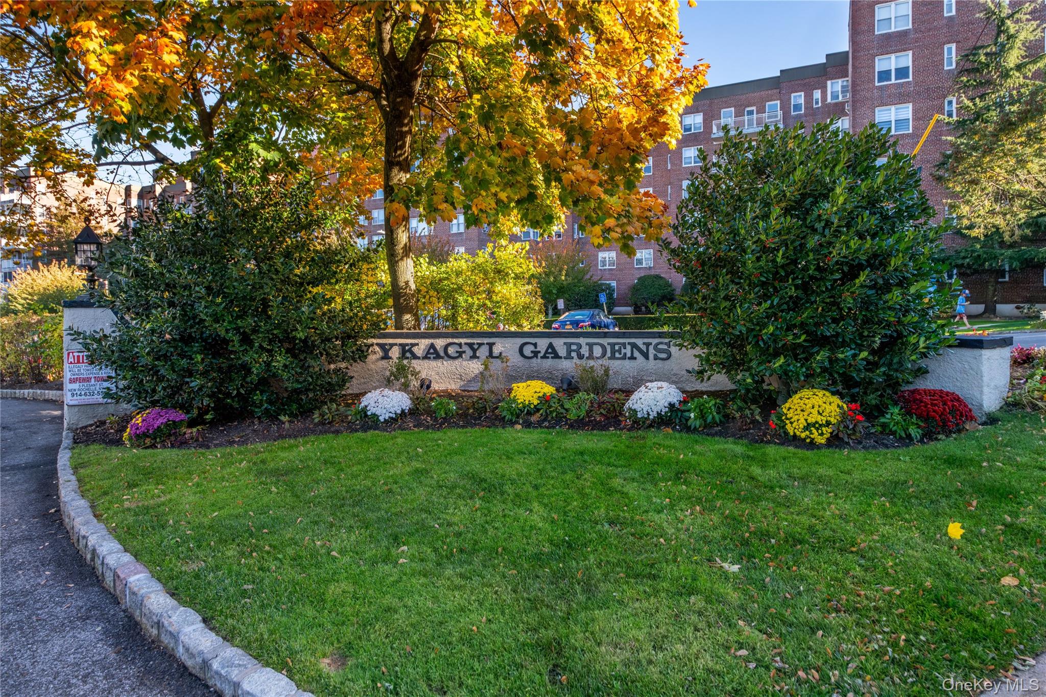 Welcome home to this bright and inviting one bedroom junior 4 in the h...