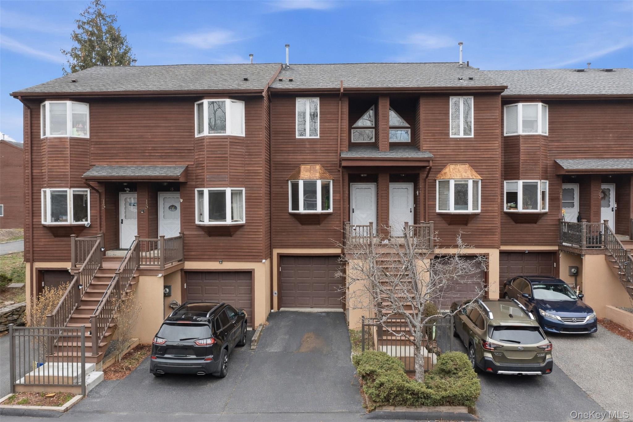 Welcome to this beautifully maintained 1 bedroom plus den townhome in...