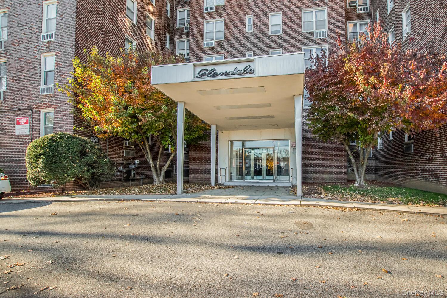 Welcome to Glendale Gardens. This spacious, renovated 1br co-op featur...