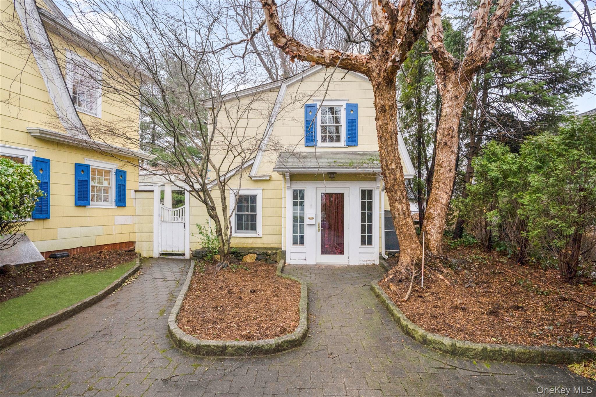 Charming Larchmont carriage house located in the highly sought-after C...