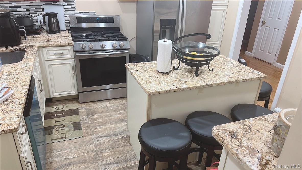 Spacious and bright 3-bedroom 2-bathroom 1st floor apartment with form...