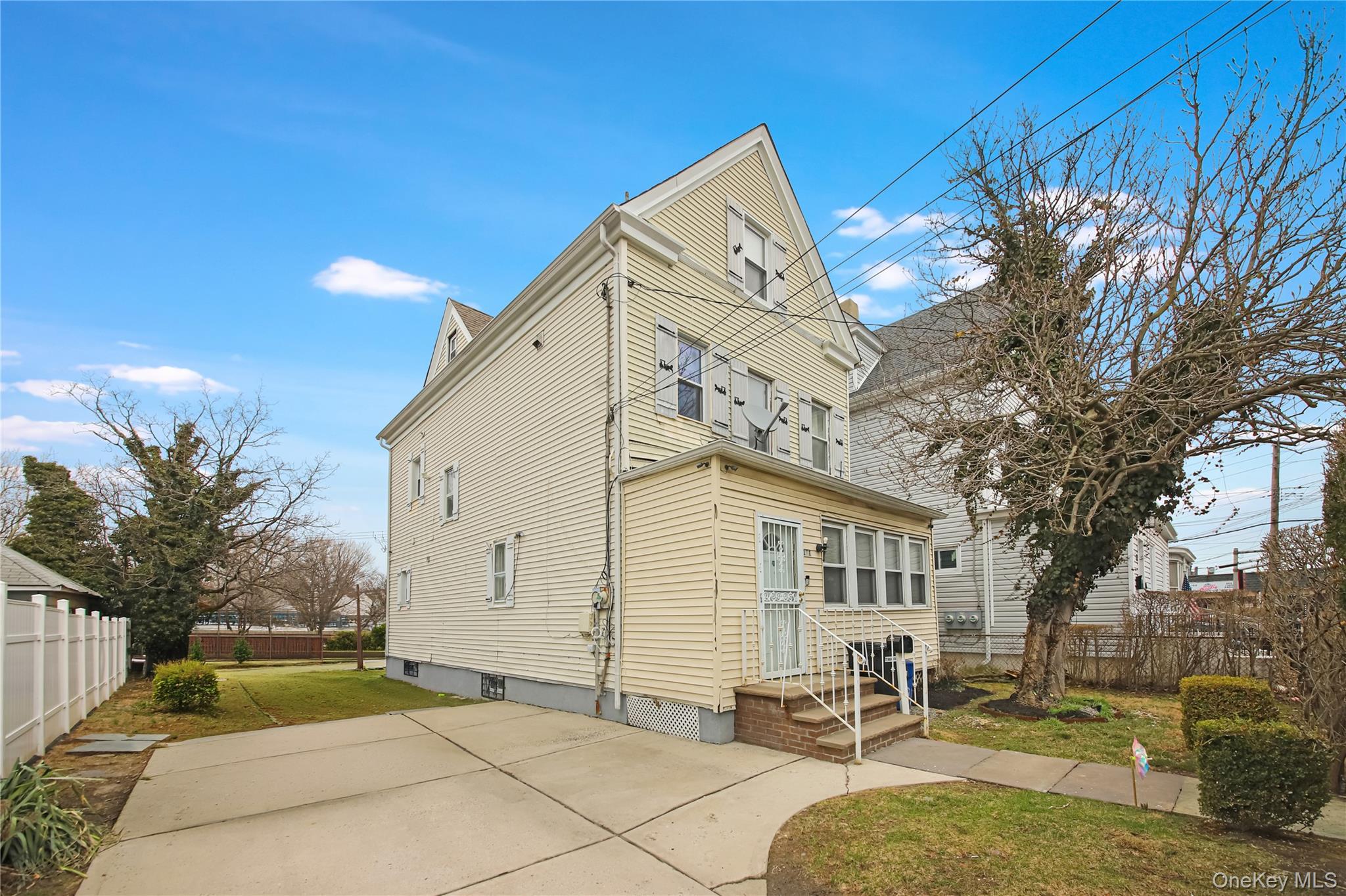 Welcome to 171 Washington Street, Mount Vernon, NY. Well-maintained an...