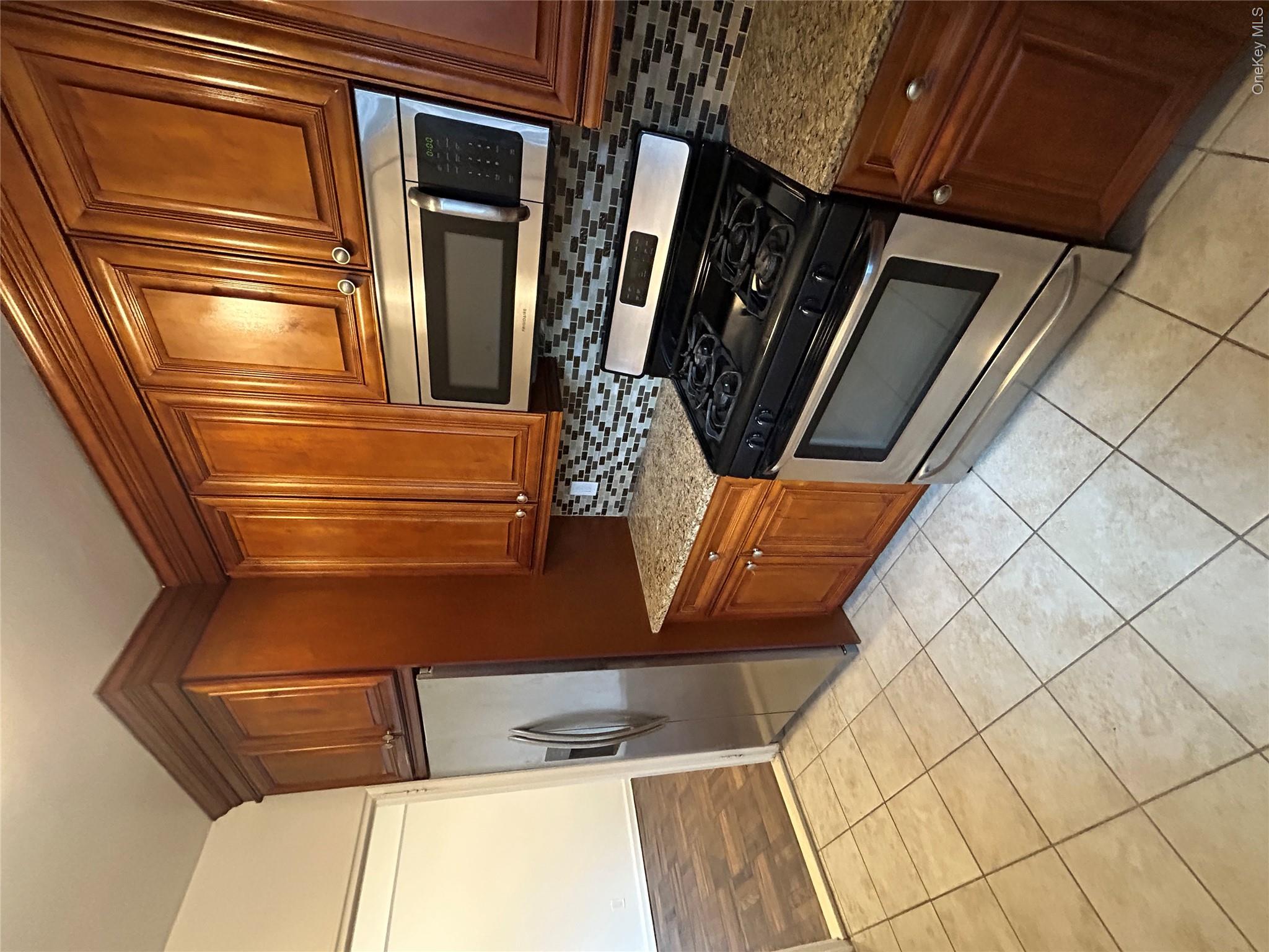 WATER VIEWS!!! BRAND NEW GYM AND CO-WORKING SPACE!!! Introducing a bea...