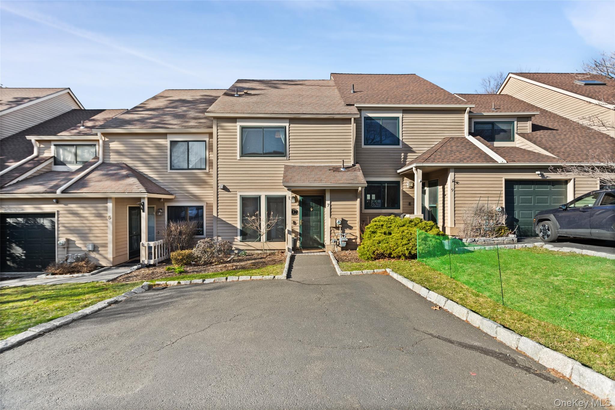 Come see this well maintained 2 bedroom Townhome in the sought after v...