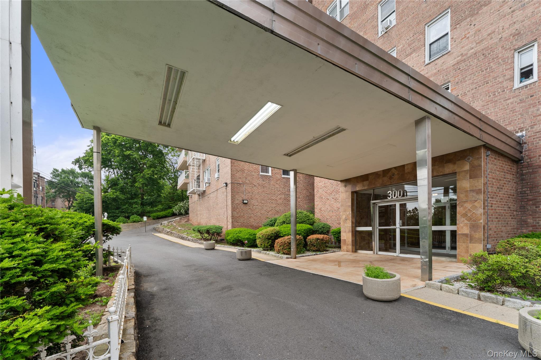 Top-floor Junior 4 in a well-maintained, pet-friendly building offers...