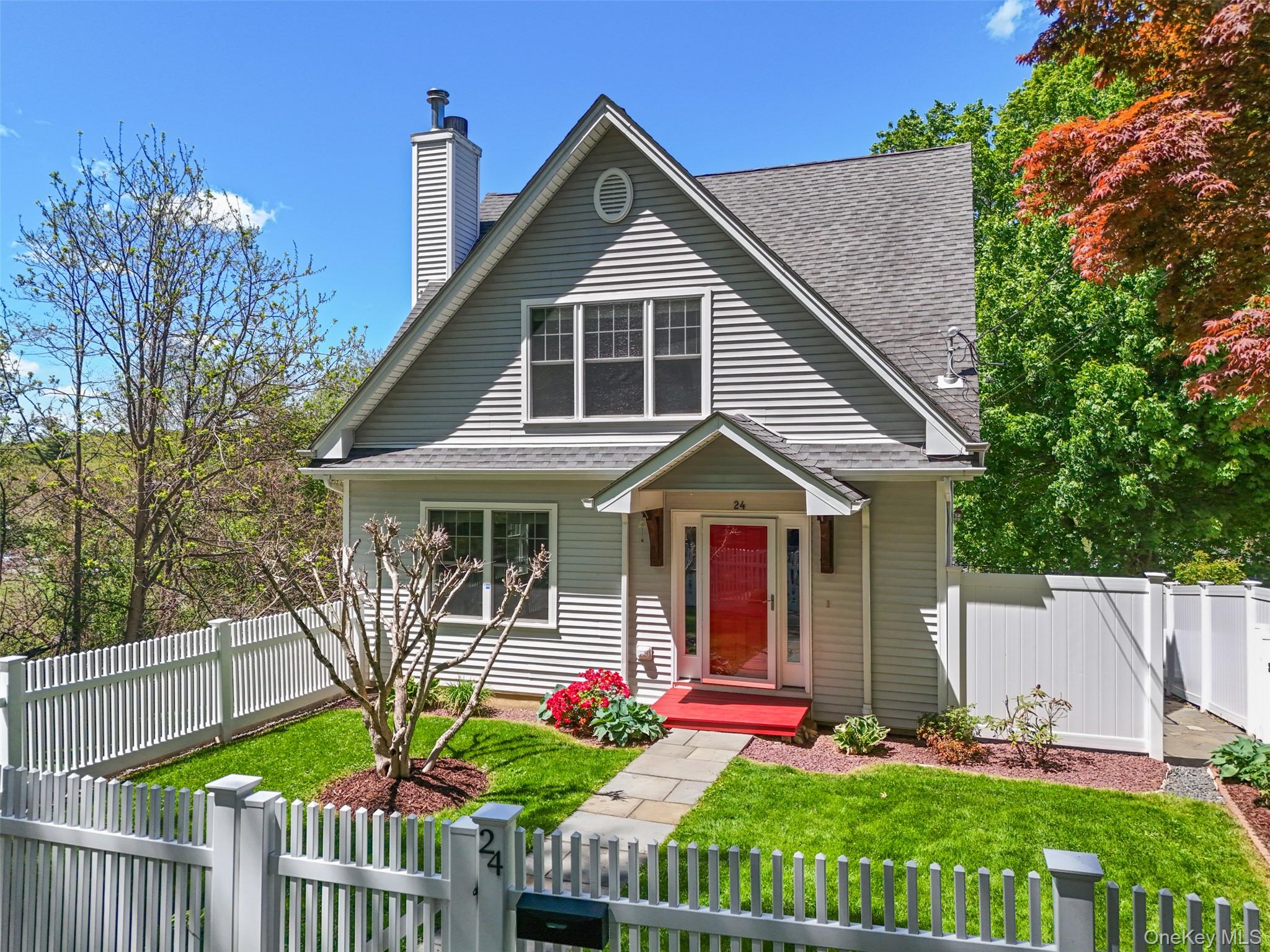 VILLAGE COLONIAL. Walk to elementary school, train, shops and restaura...