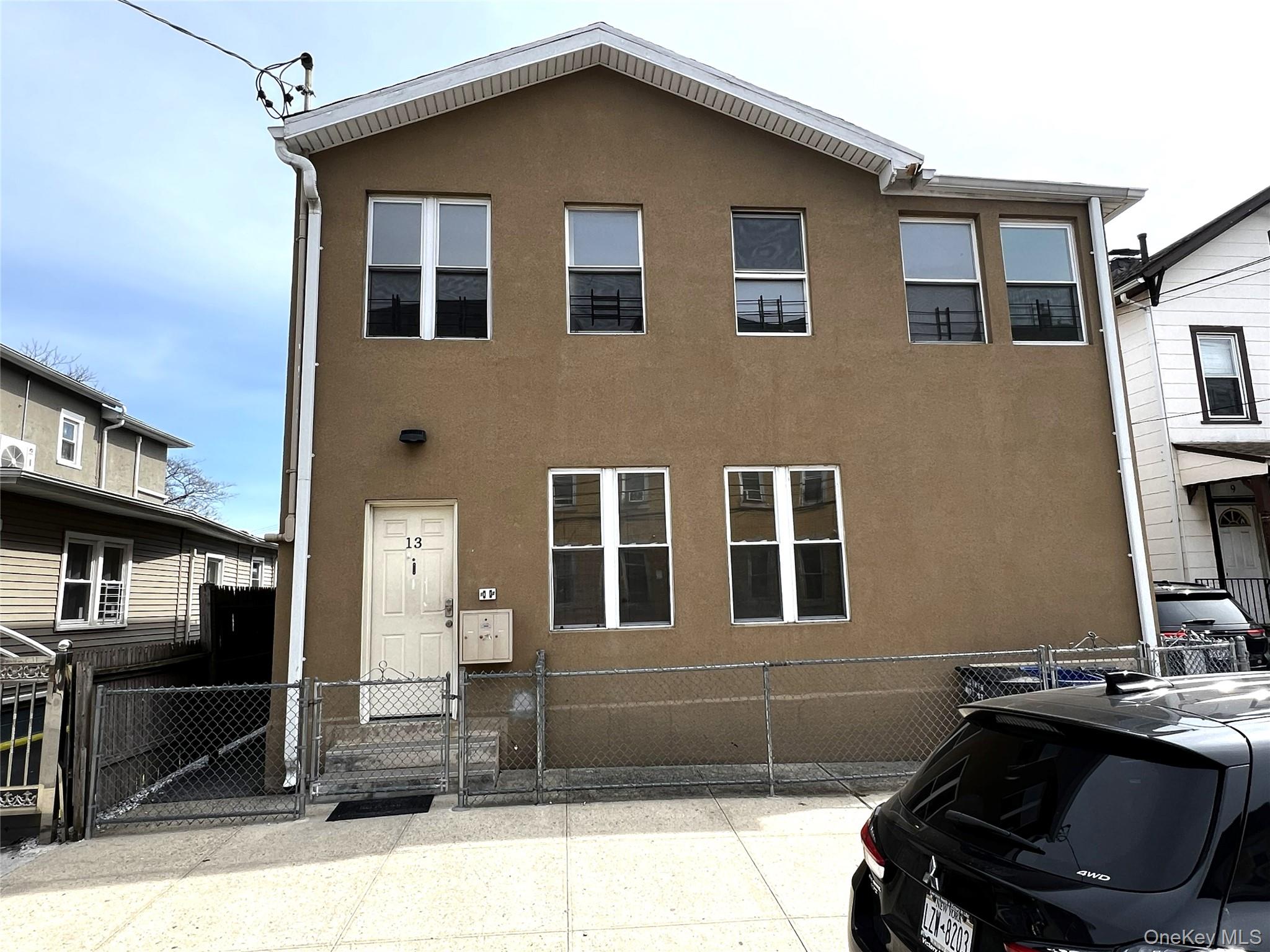 Move right into this beautifully renovated 3-bedroom apartment ???

Th...