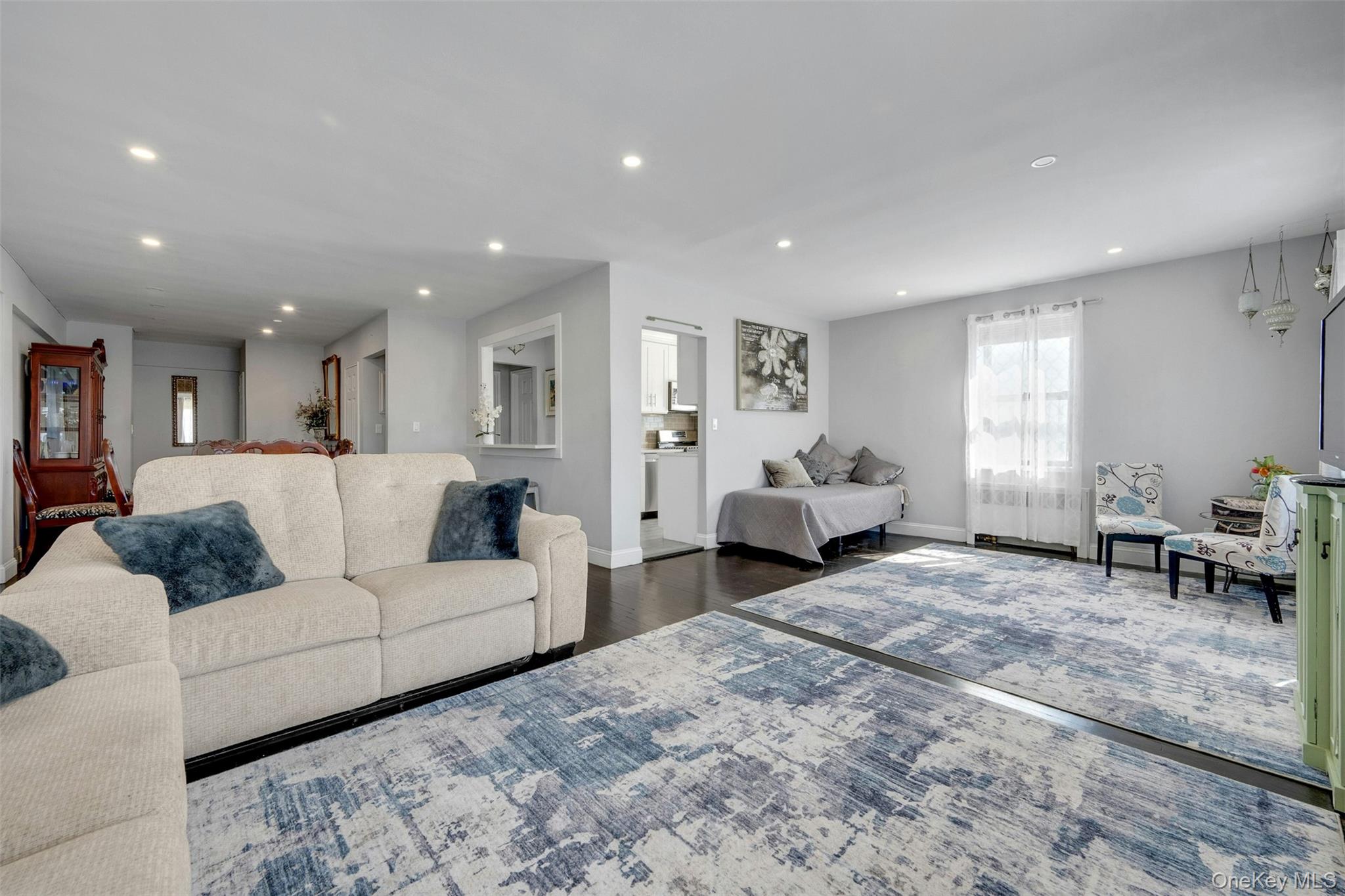 This beautifully maintained Corner Unit with Jr. 4 capabilities, has d...