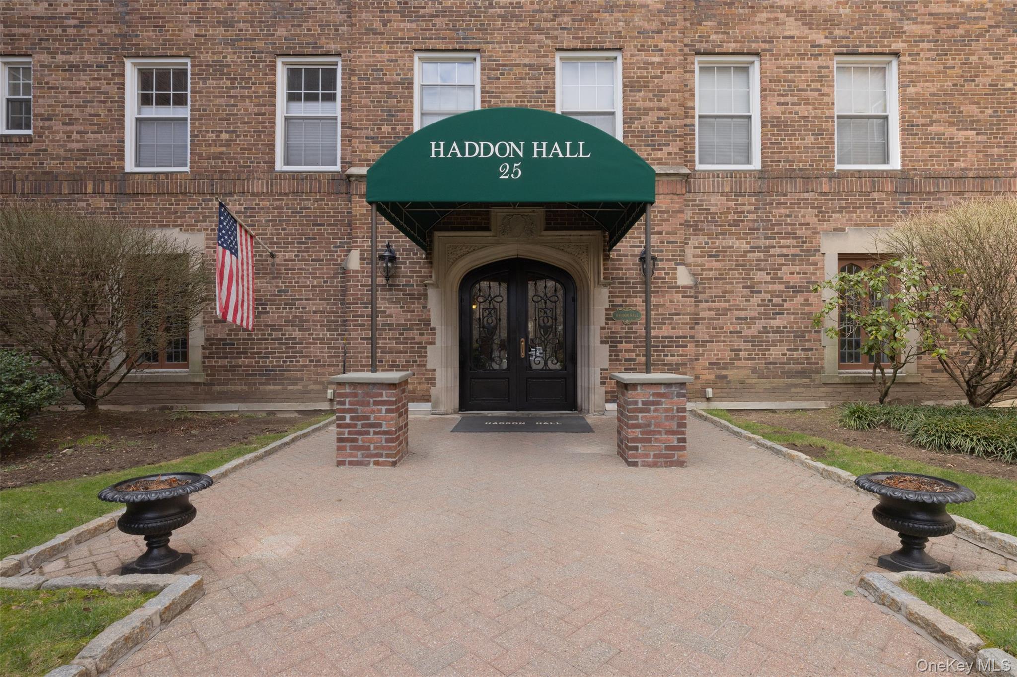 Welcome home to 25 Parkview Ave 2K, a sunny, spacious and truly elegan...