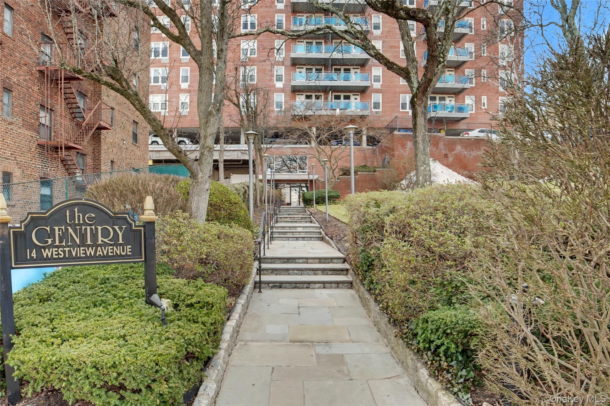 Move right into this sunny top floor renovated 1 bdrm with bonus room...