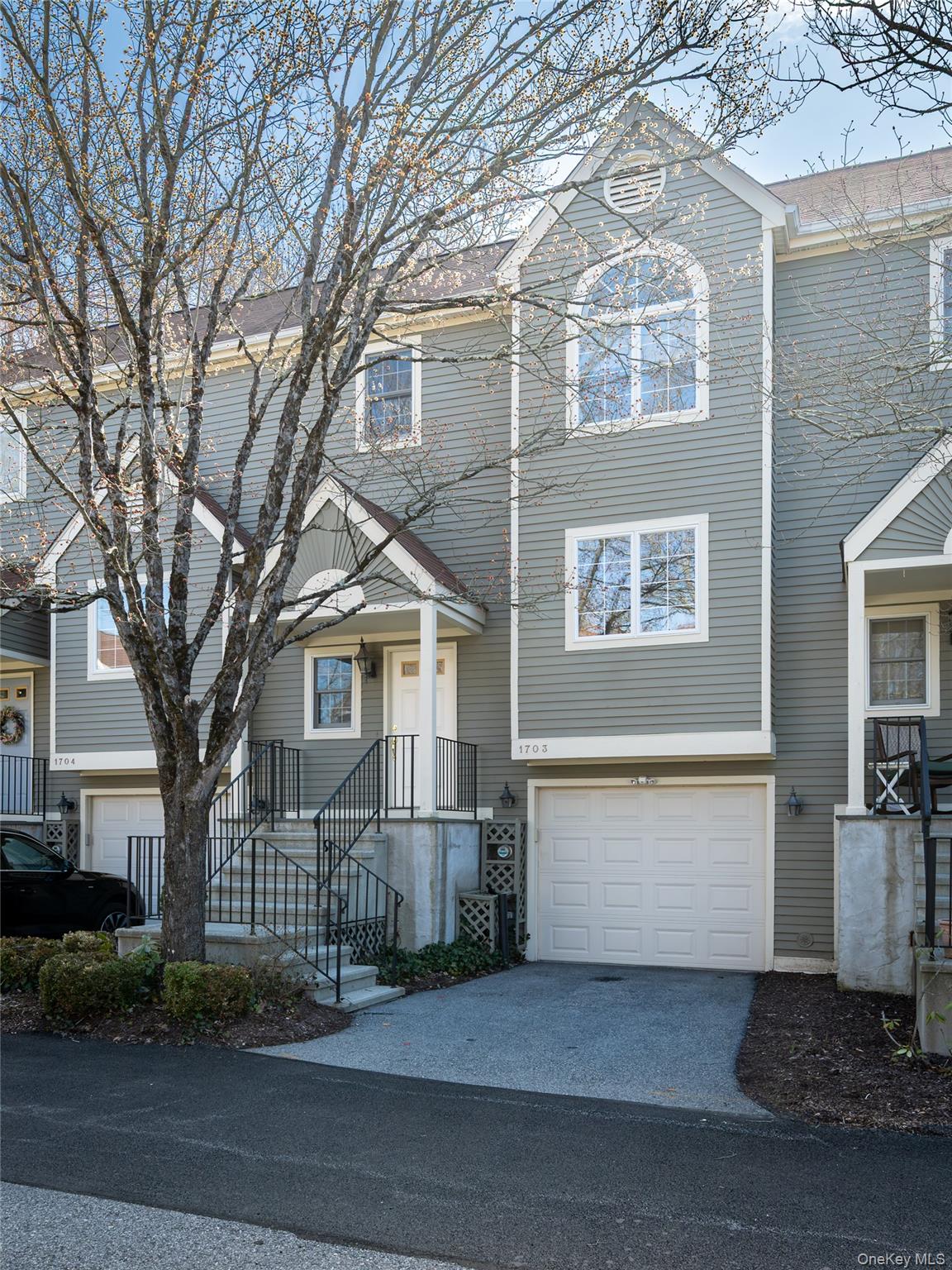 Lovely 2 bedroom, 2 1/2 bath Jefferson model Townhouse in desirable Gu...