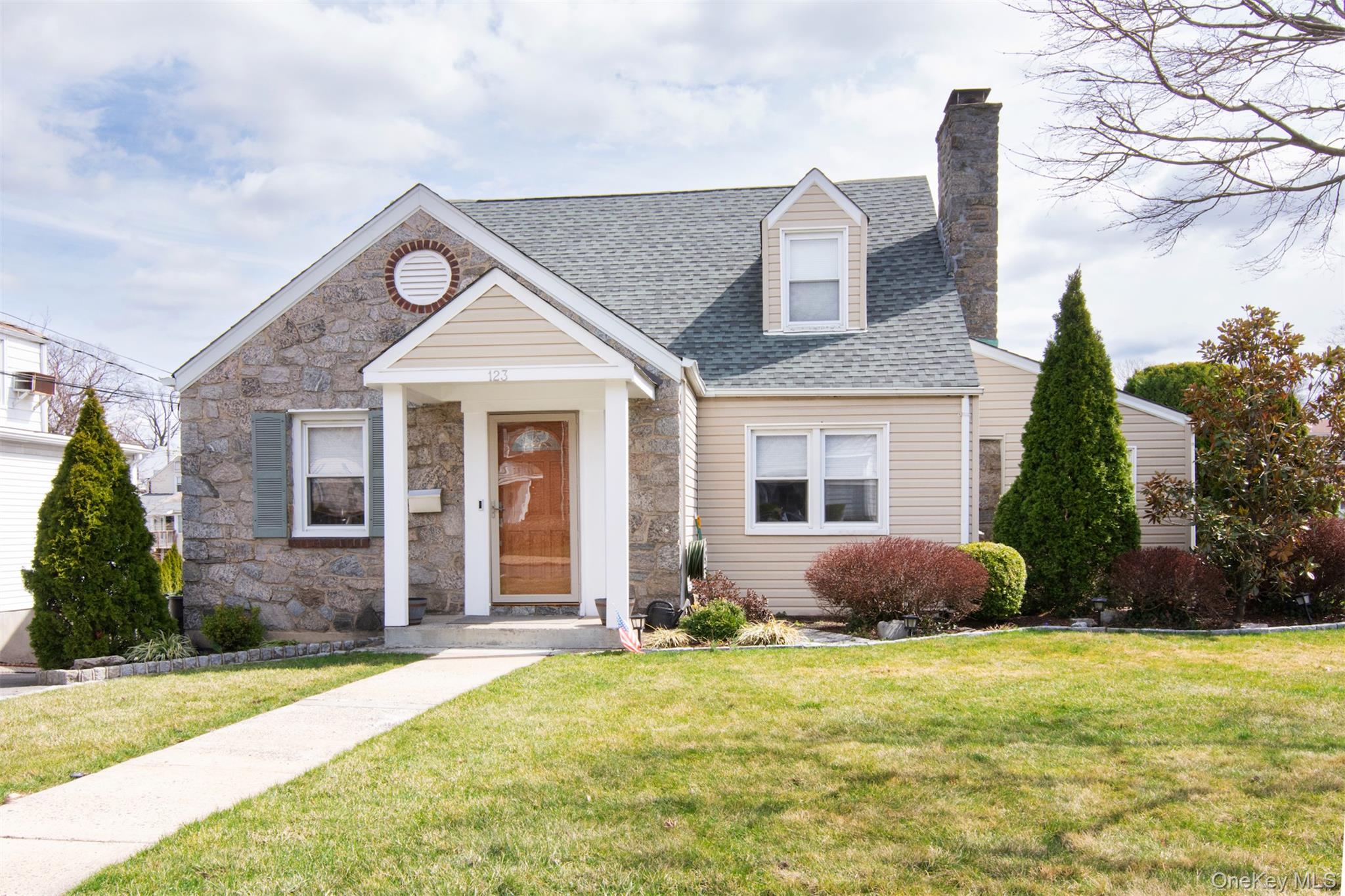 Move right into this versatile, fully renovated turnkey home in the Ki...