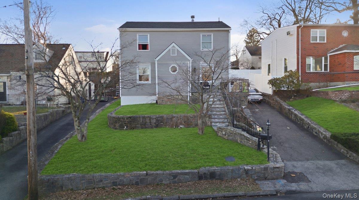 Nestled in the highly desirable Westchester Hills neighborhood of Yonk...