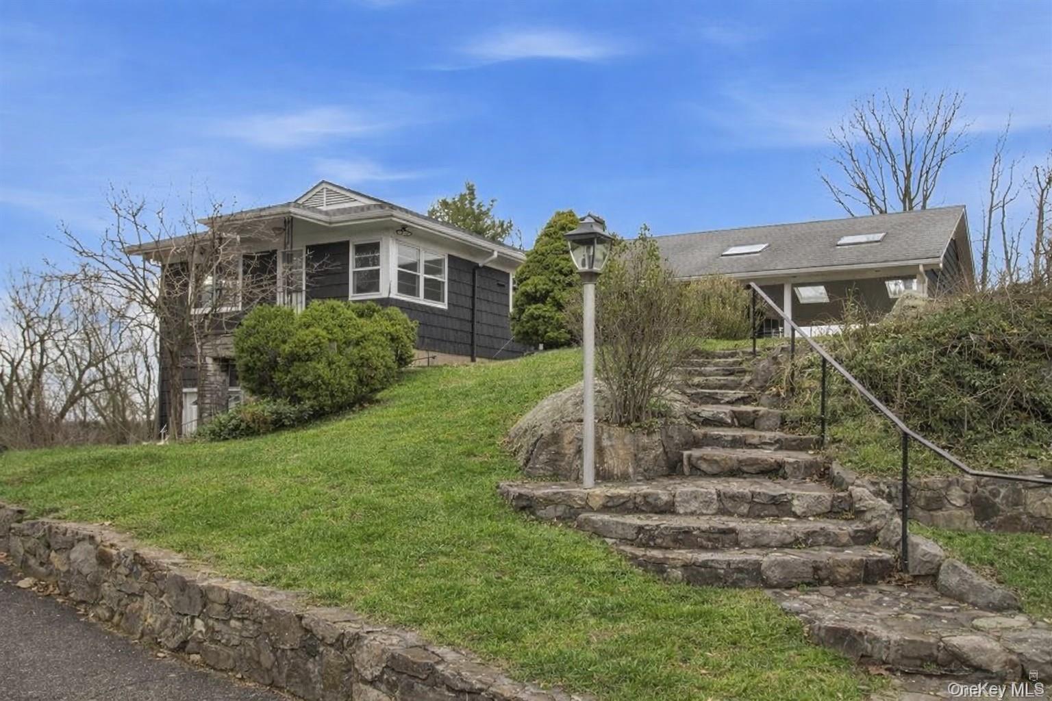 This distinctive Teatown compound made for gatherings and entertainmen...