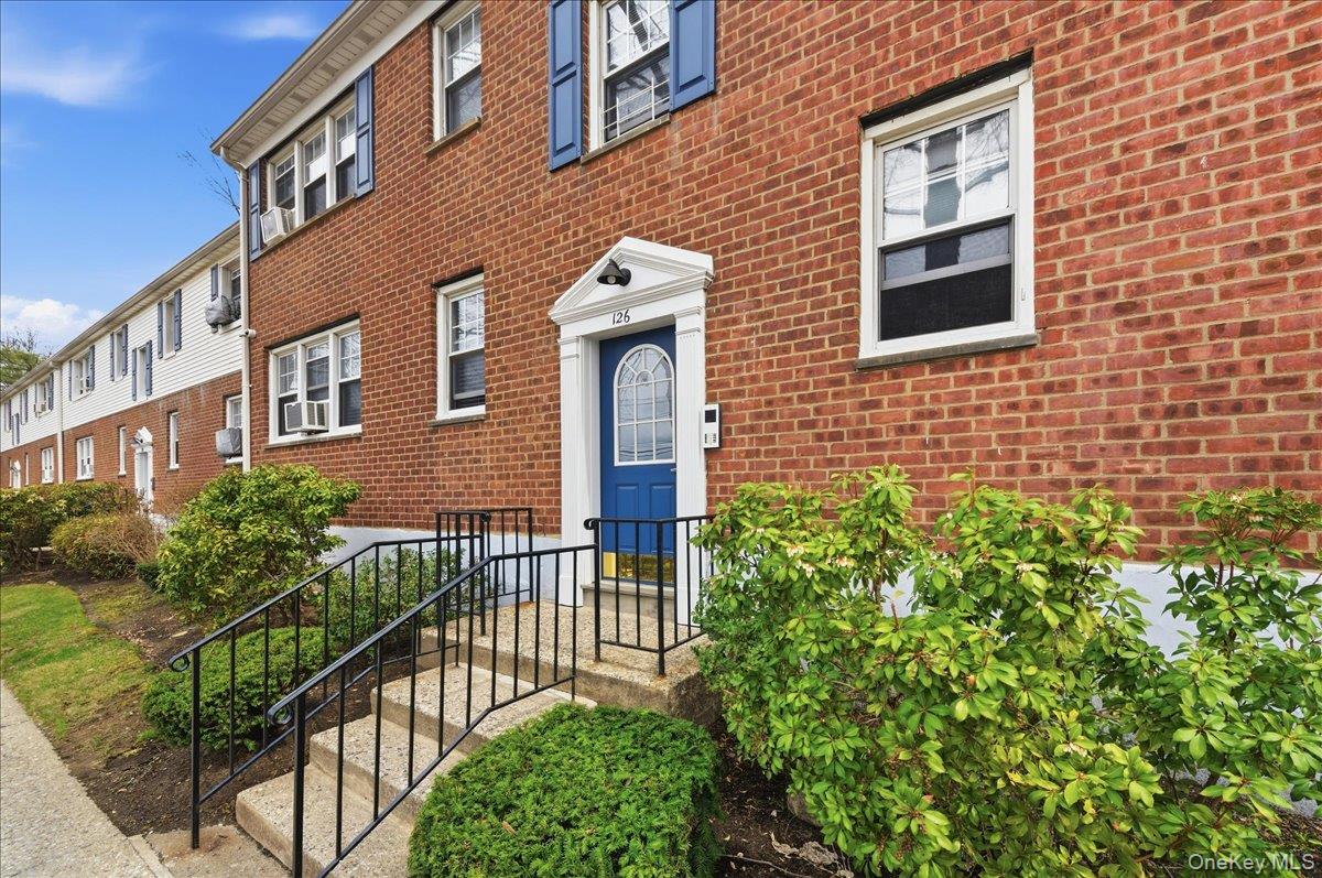 CHARMING 1 -BEDROOM CO-OP GREAT VALUE!  This first floor 1 bedroom off...