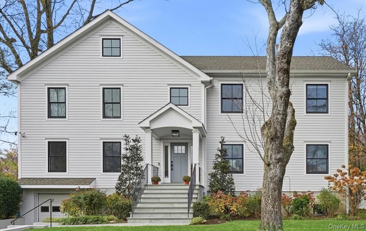 Step right into this better-than-new Colonial in the heart of Rye Broo...