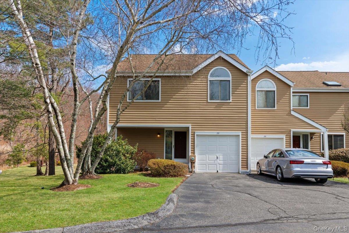 Welcome to 88 Farm Lake Crescent, a beautifully maintained three-bedro...