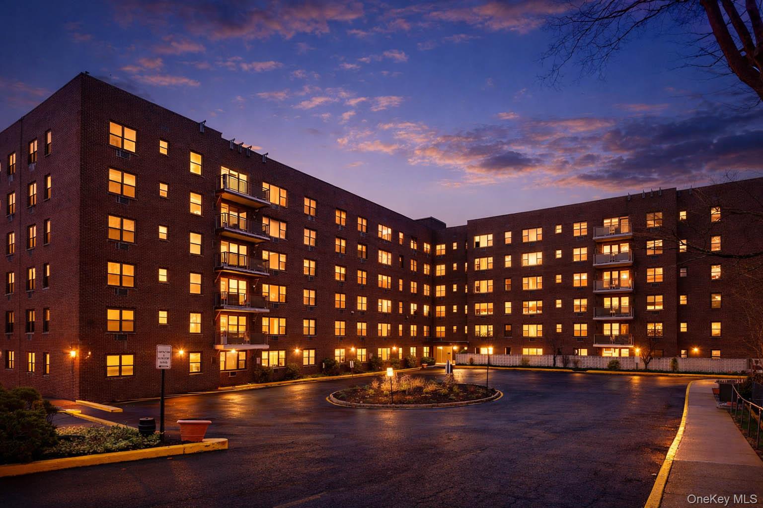 Located in the Tara Close complex, this bright one bedroom with a bonu...
