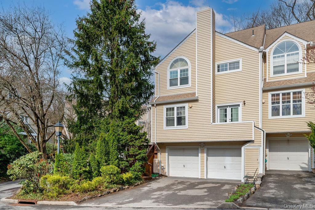 Spacious Hartsdale Townhome!  This bright and spacious end unit featur...