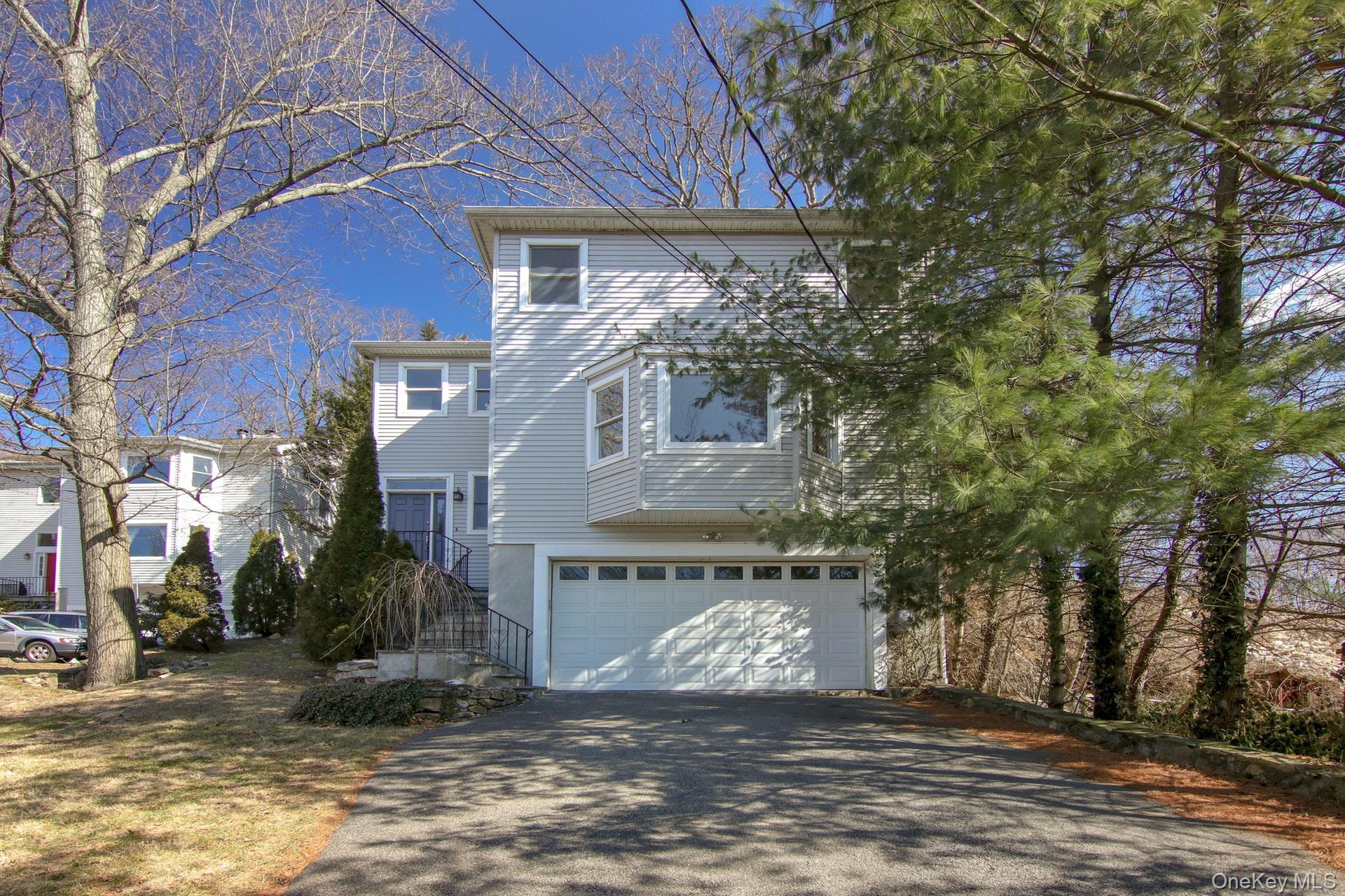 This wonderful young colonial offers big, beautiful rooms and an AMAZI...