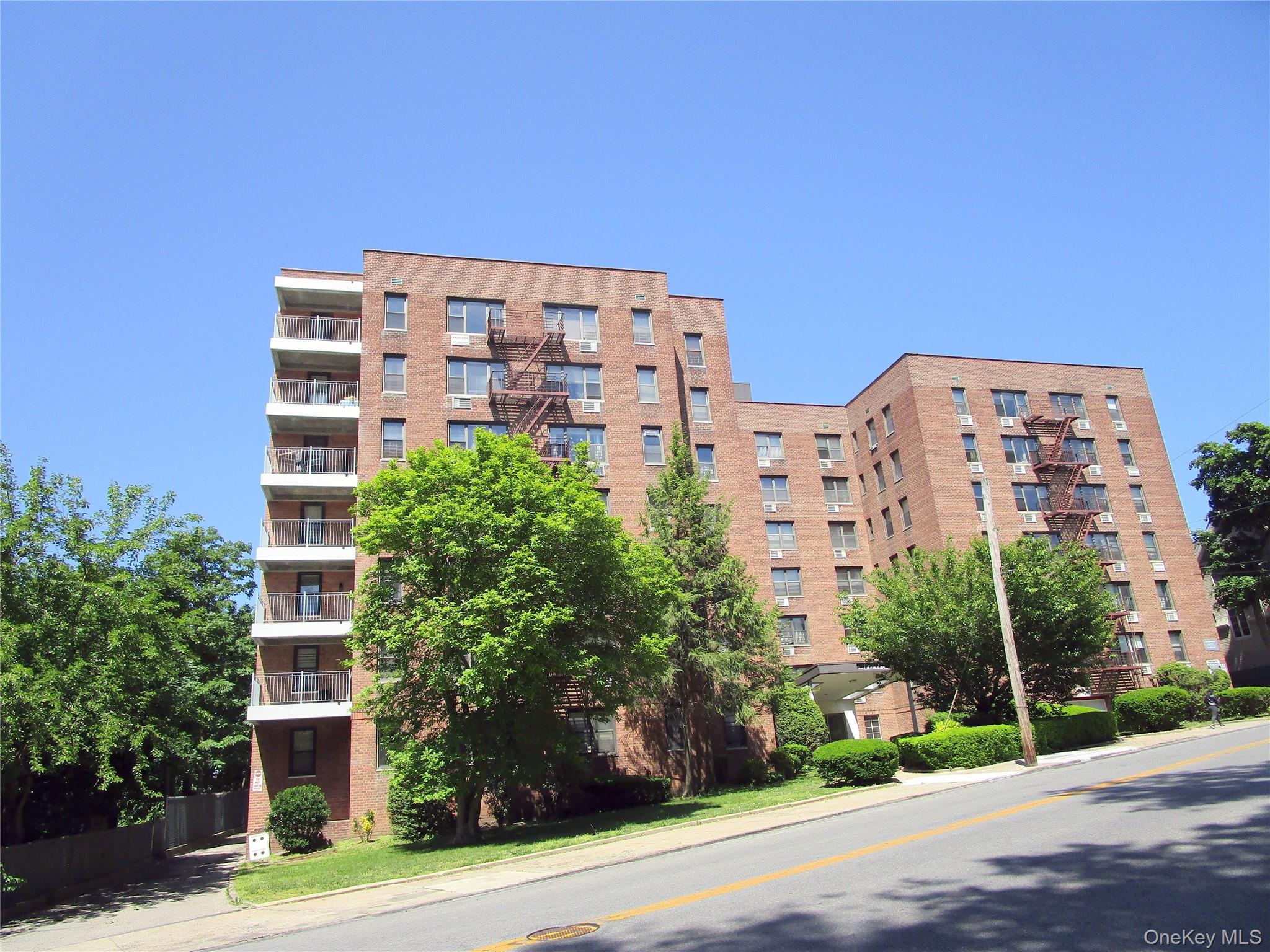 Spacious 1 Bedroom Apartment in the Ludlow Park Section of Yonkers clo...