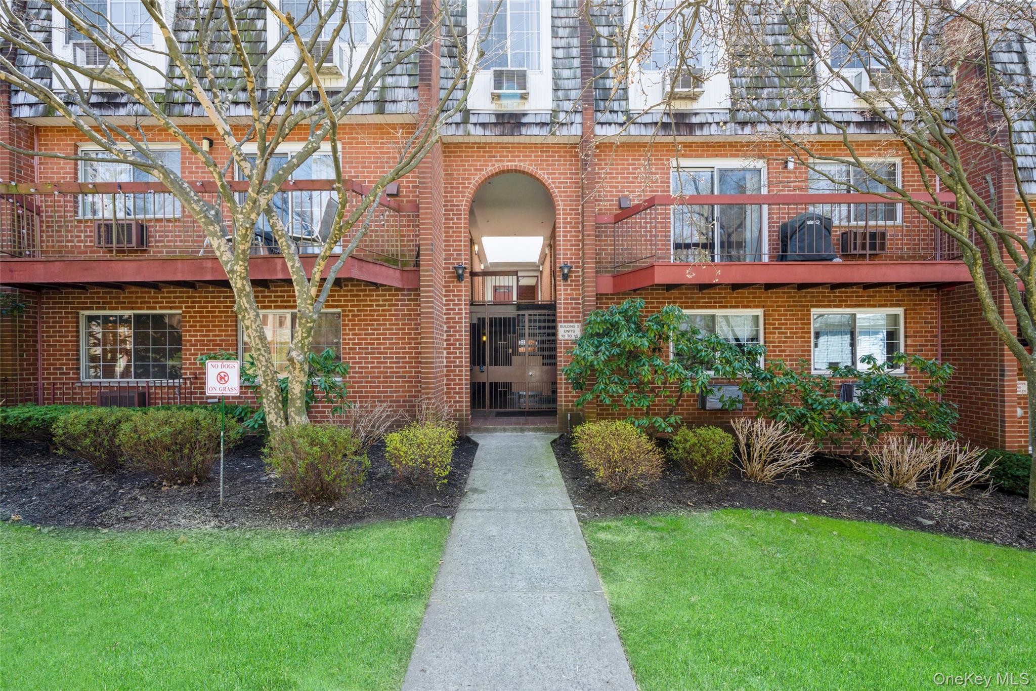 Approximately 1536 sq ft, 2 bedrooms plus additional room, 2.5 baths,...