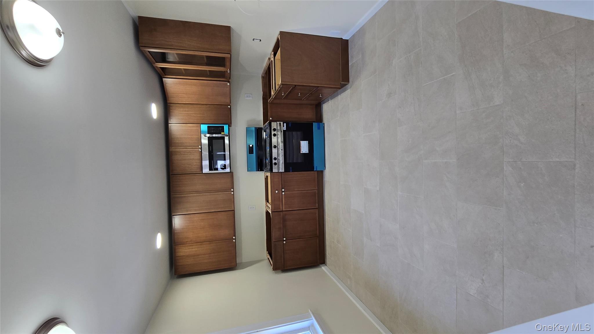 4/5 Bedrooms/ 2 Bathrooms
- Kitchen with fridge, stove and over the st...