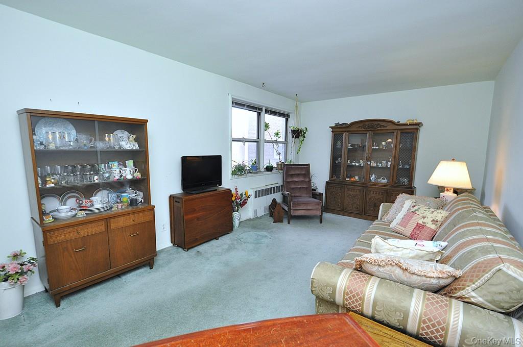 Step into comfort, space, and unbeatable value in this bright corner 1...