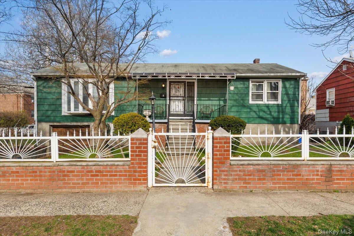 This 2-bedroom, 2-bathroom home on Seton Ave in Mount Vernon is a soli...