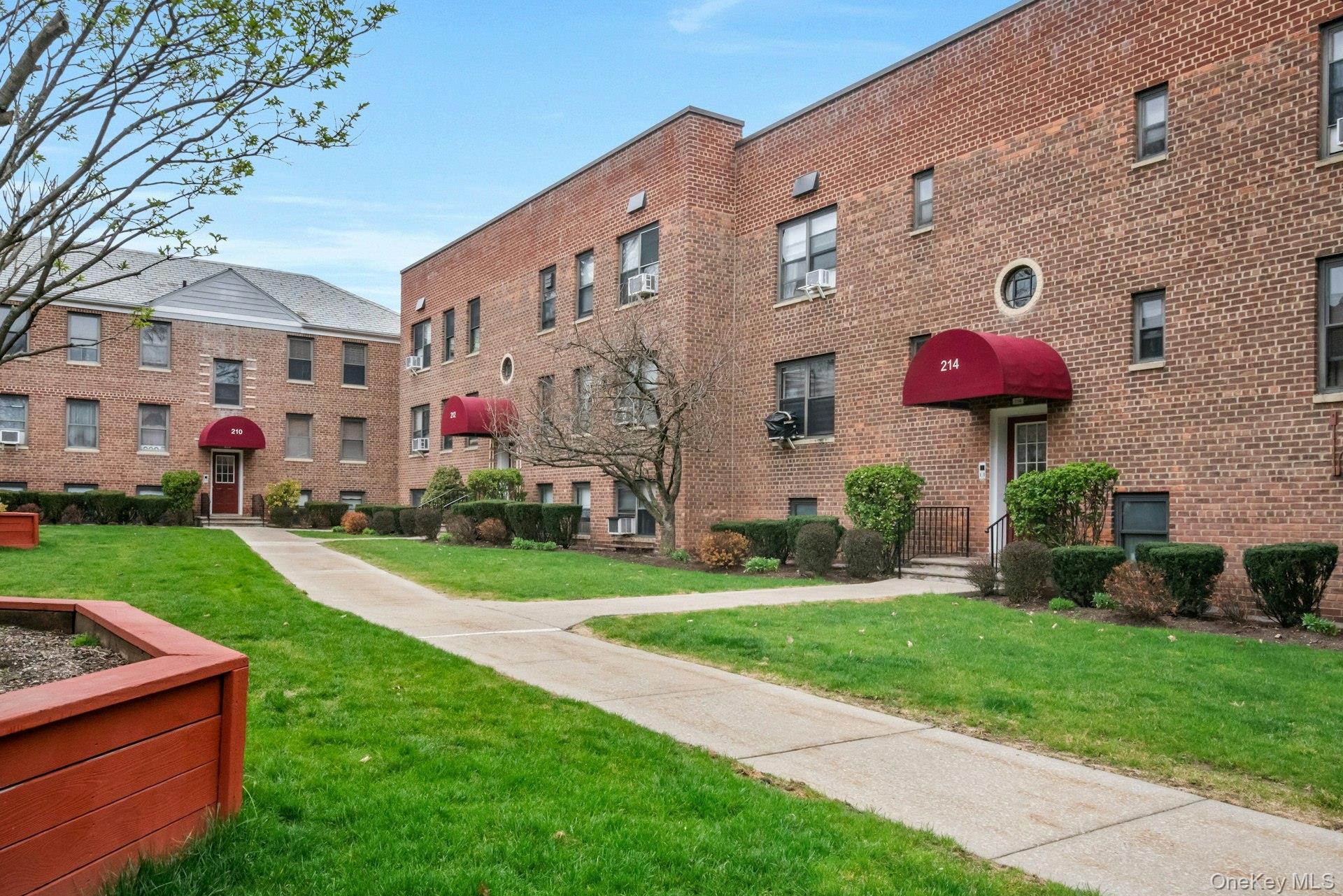 Beautifully renovated top floor garden unit located in Mamaroneck Gard...