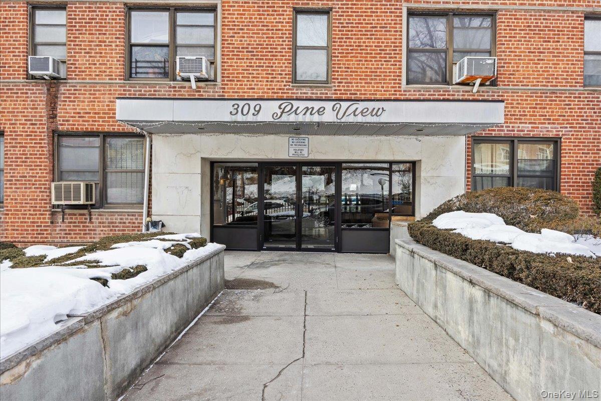 Welcome to 309 N Broadway Apt 4F, a versatile 2-bedroom, 1-bathroom co...