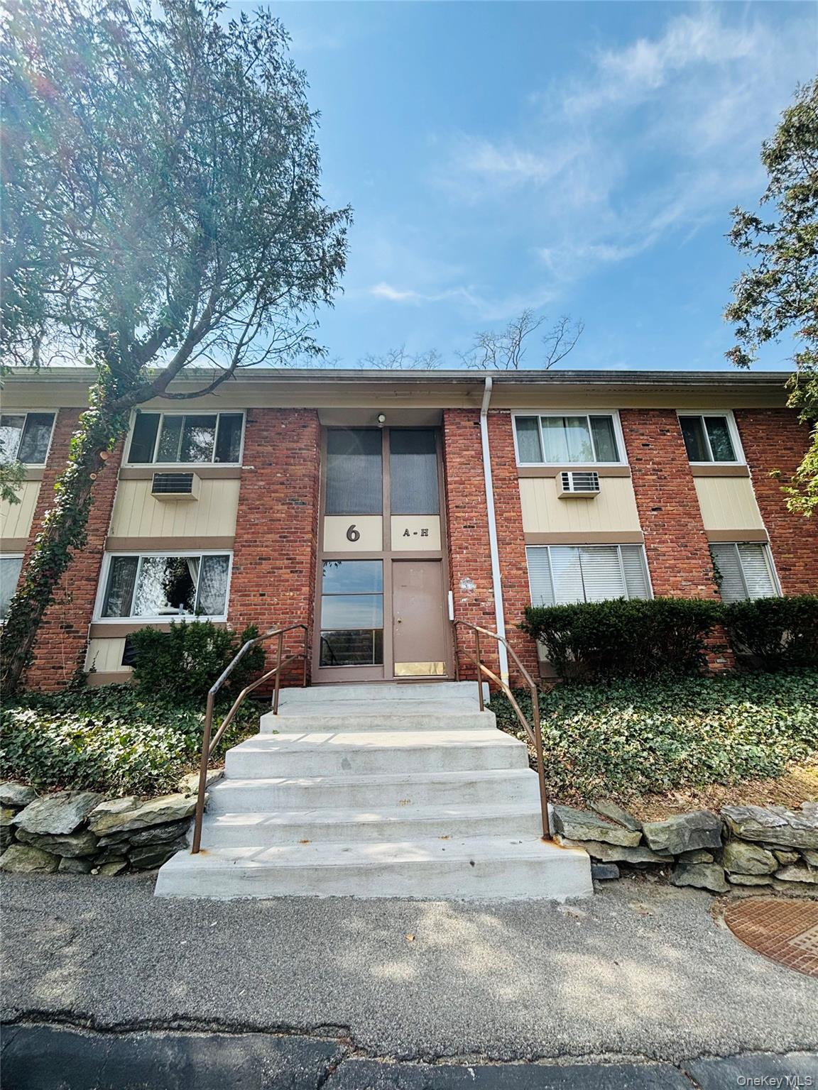 Updated ground floor one-bedroom unit located in the heart of Peekskil...