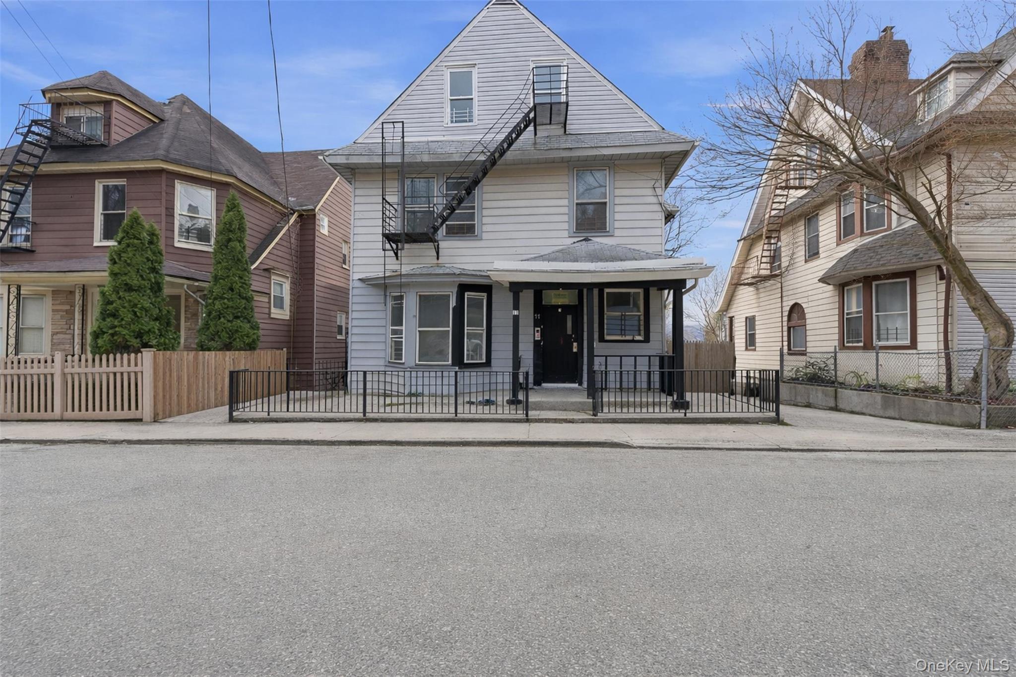 Here is the opportunity you've been waiting for! MASSIVE 3 Family in Y...
