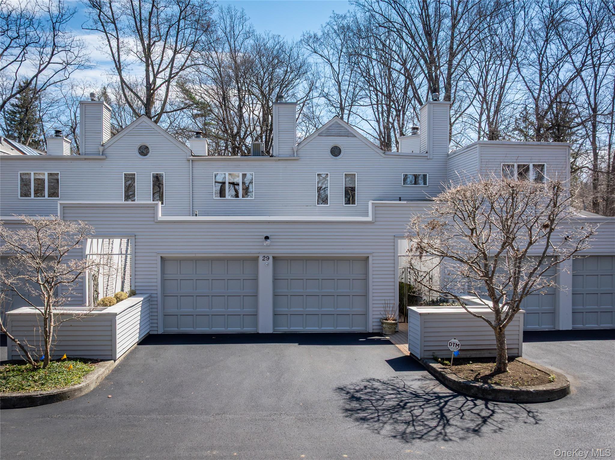 Set in one of Briarcliff Manor's most distinctive communities, this po...
