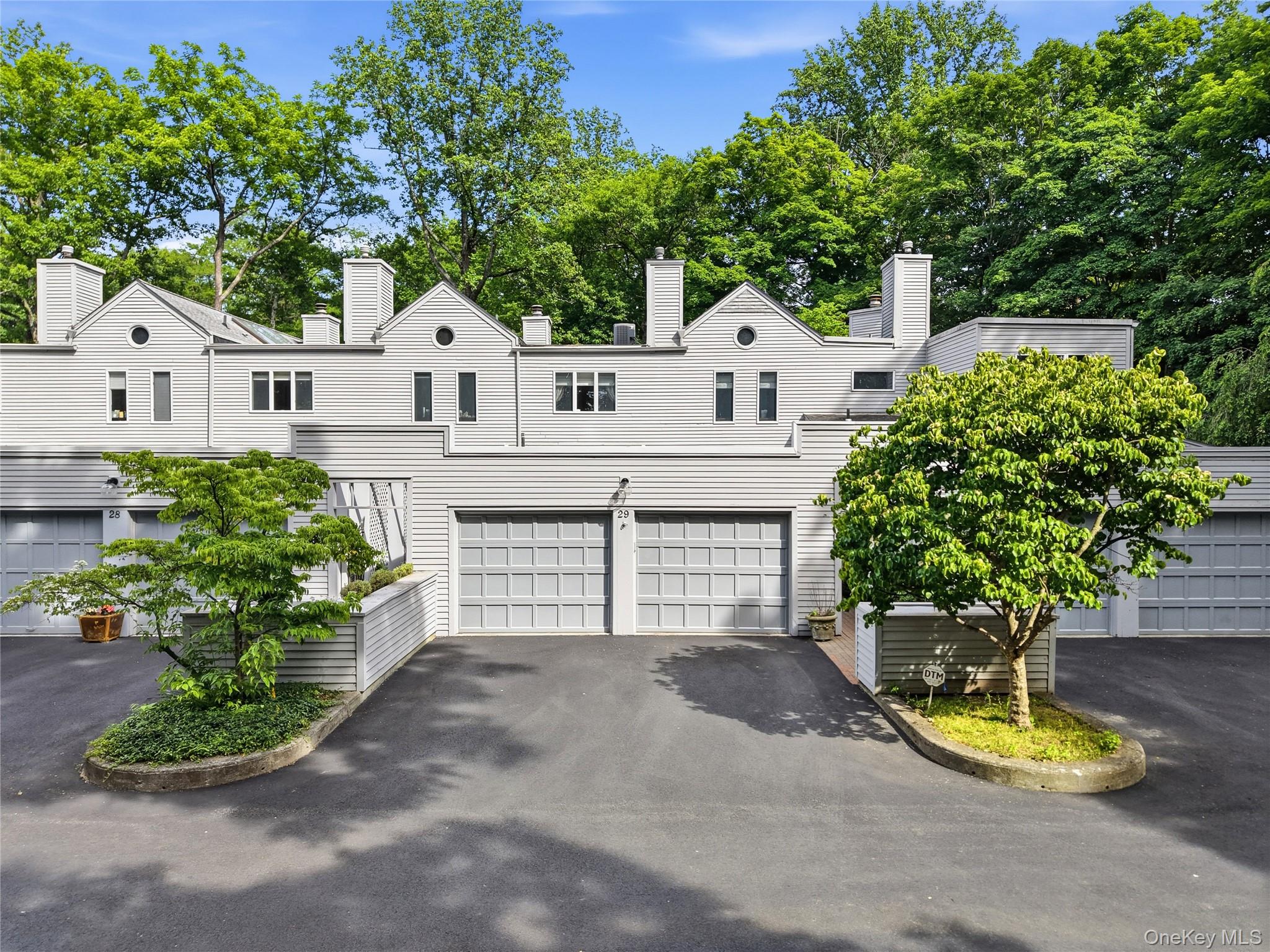 Set in one of Briarcliff Manor's most distinctive communities, this po...