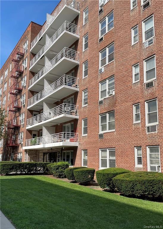 Beautifully renovated 2-bedroom, 2-bath co-op with spectacular Hudson...