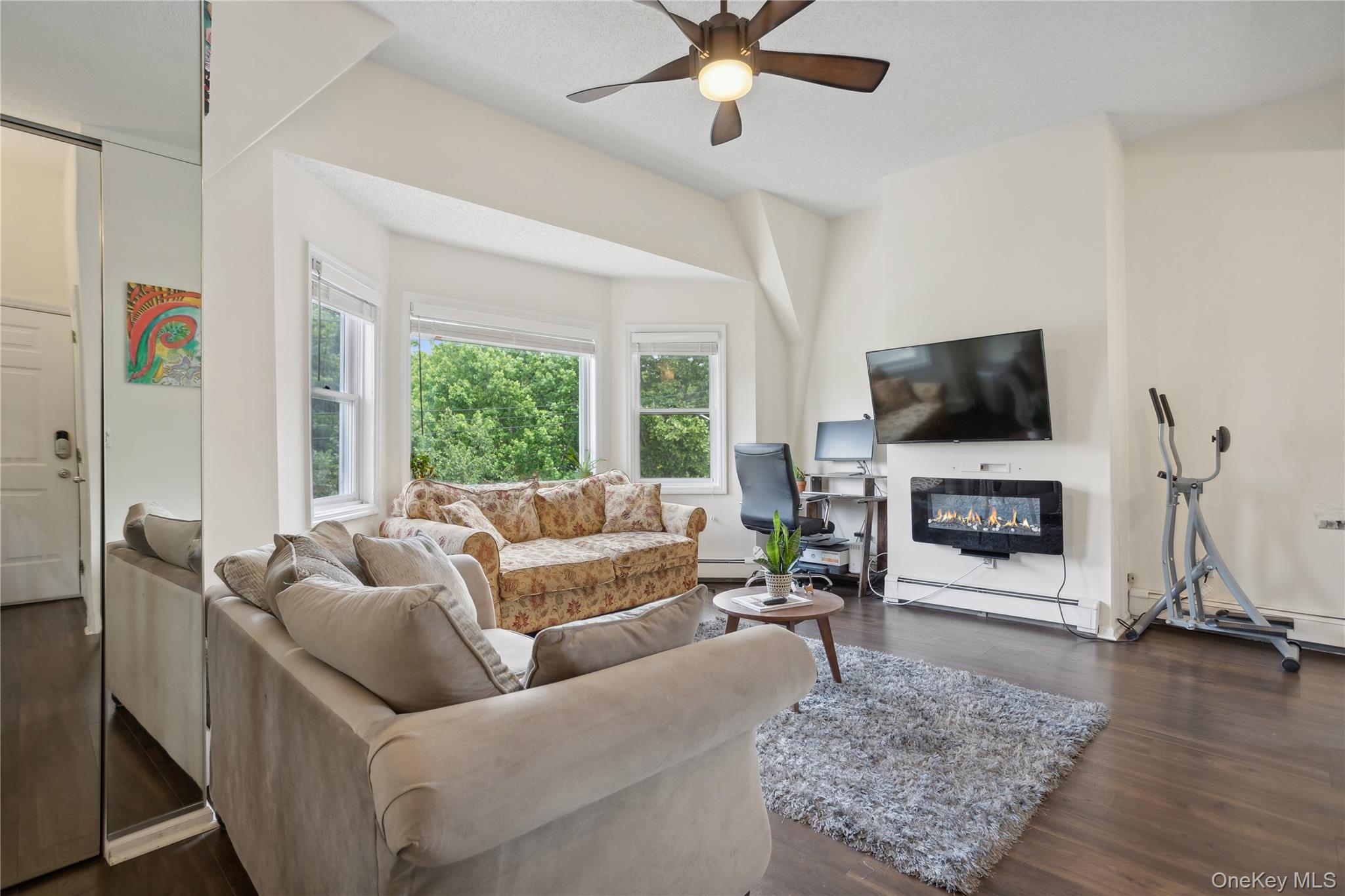 A wonderful one-bedroom condominium in the village of Tarrytown. Come...