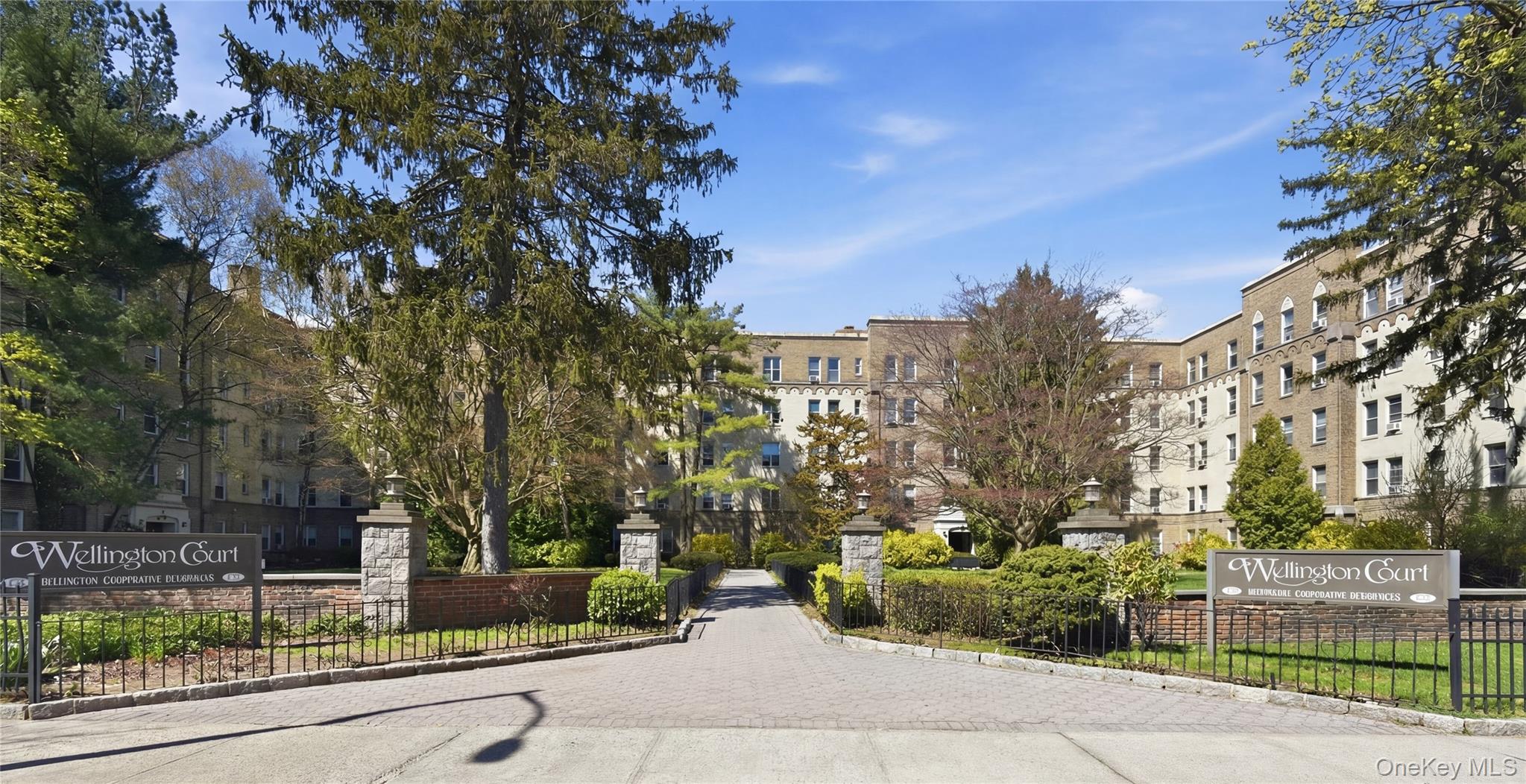 Welcome to this well-designed one bedroom coop offering a smart layout...