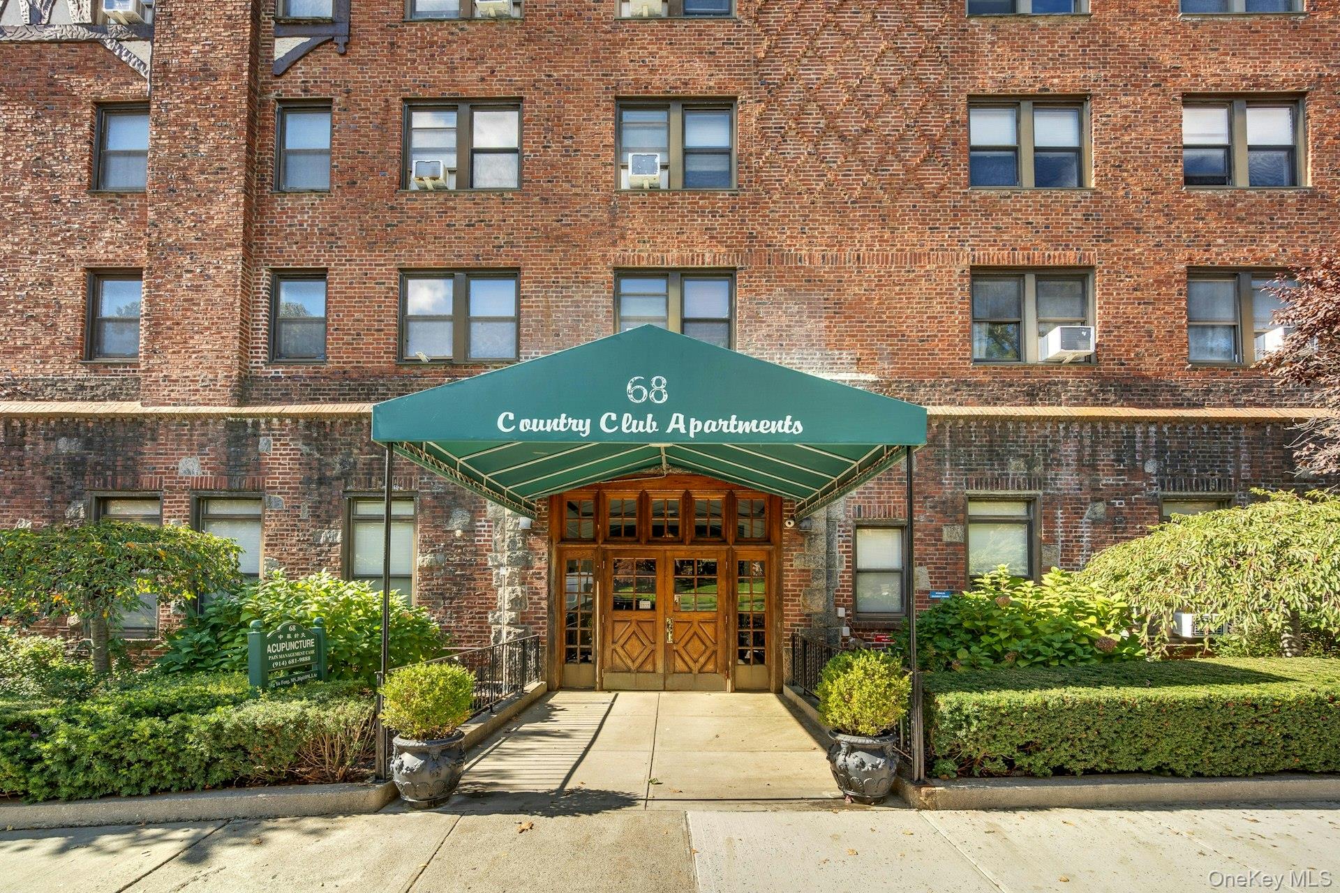 Welcome home to Country Club Apartments, a charming, pet-friendly Tudo...
