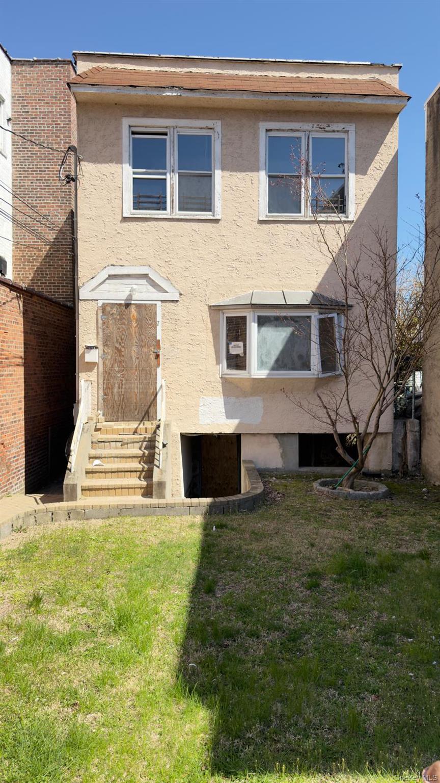 This property offers excellent potential for investors or end users lo...