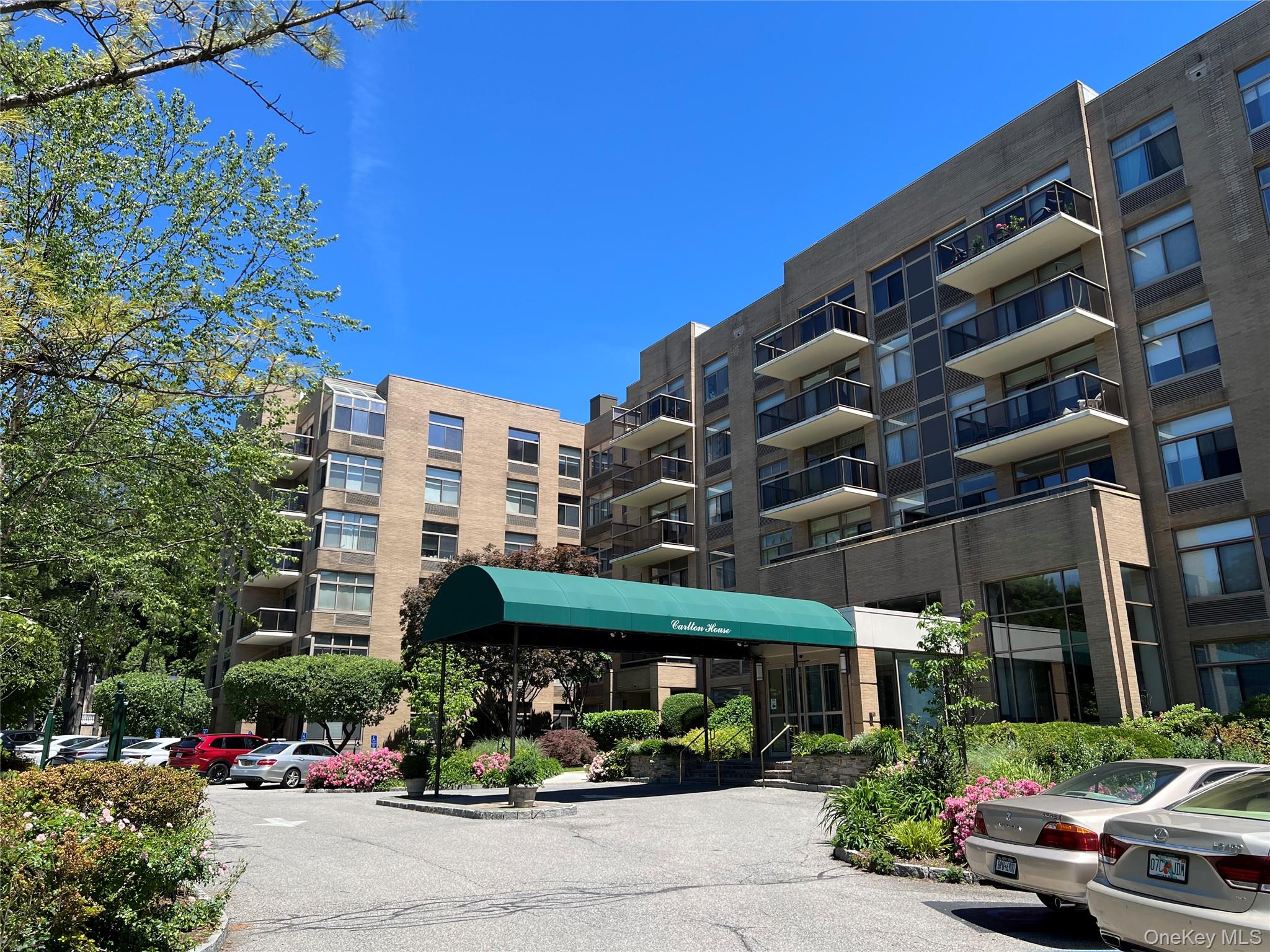 Welcome to the luxurious Carlton House, a premier and centrally locate...