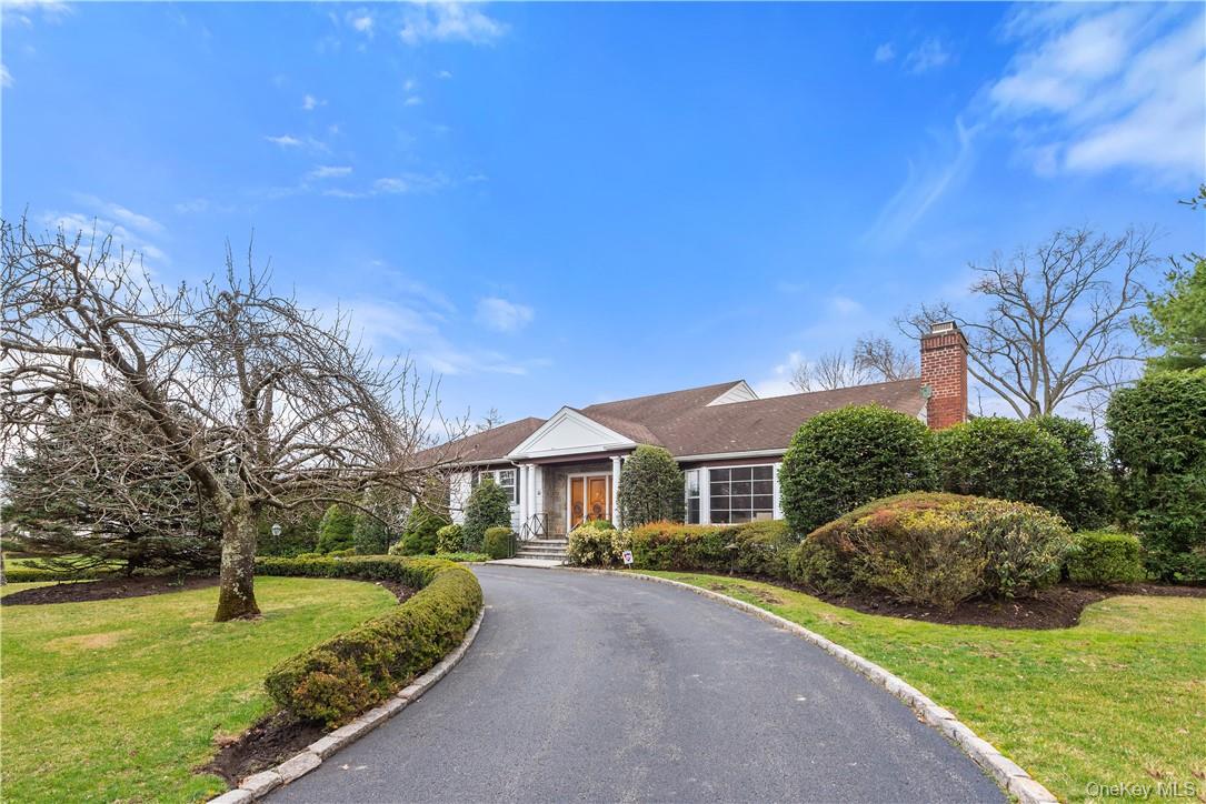 Impressive, luxurious and conveniently located, this spacious & stylis...