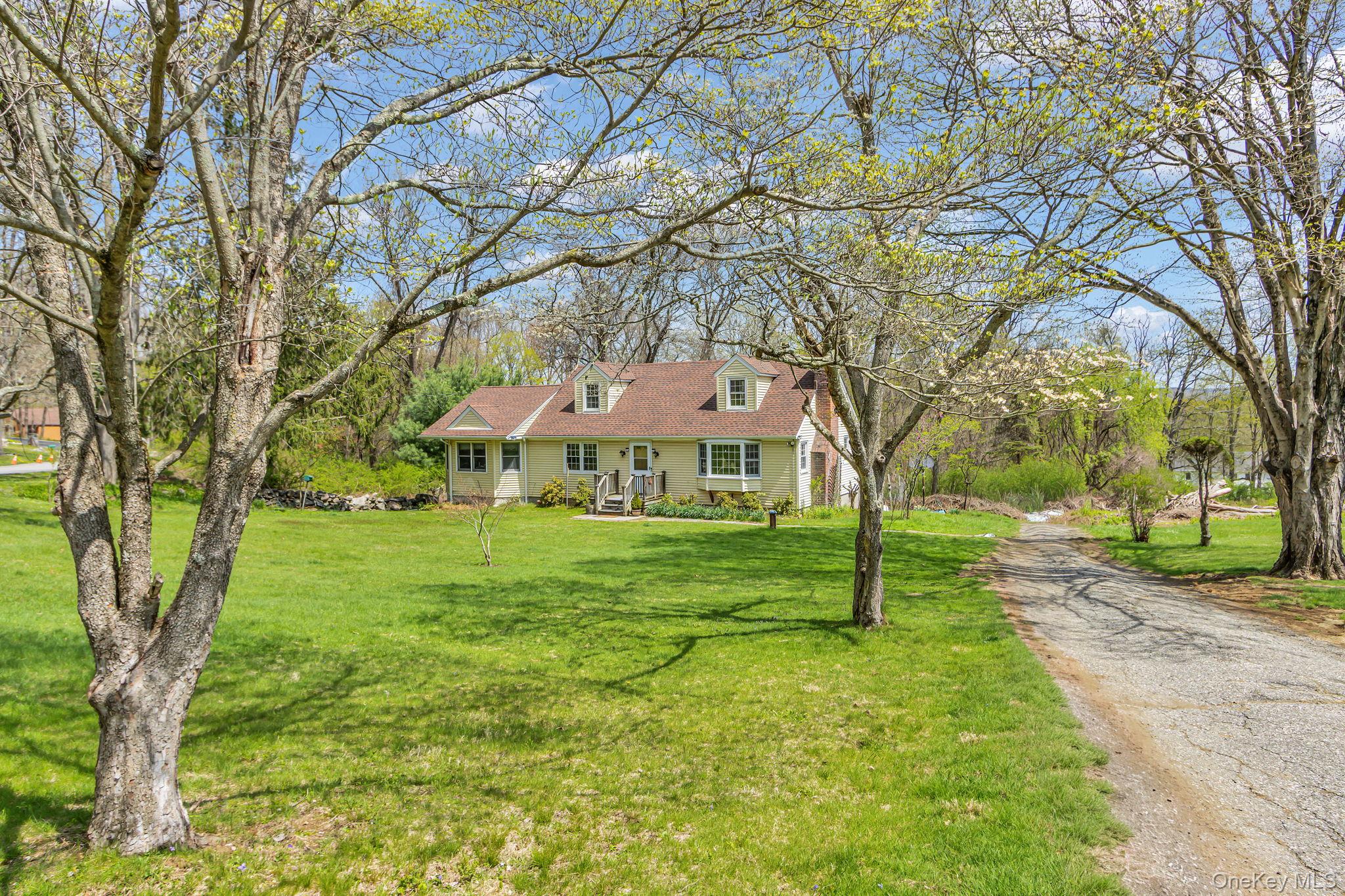 Discover the perfect blend of country serenity and everyday convenienc...