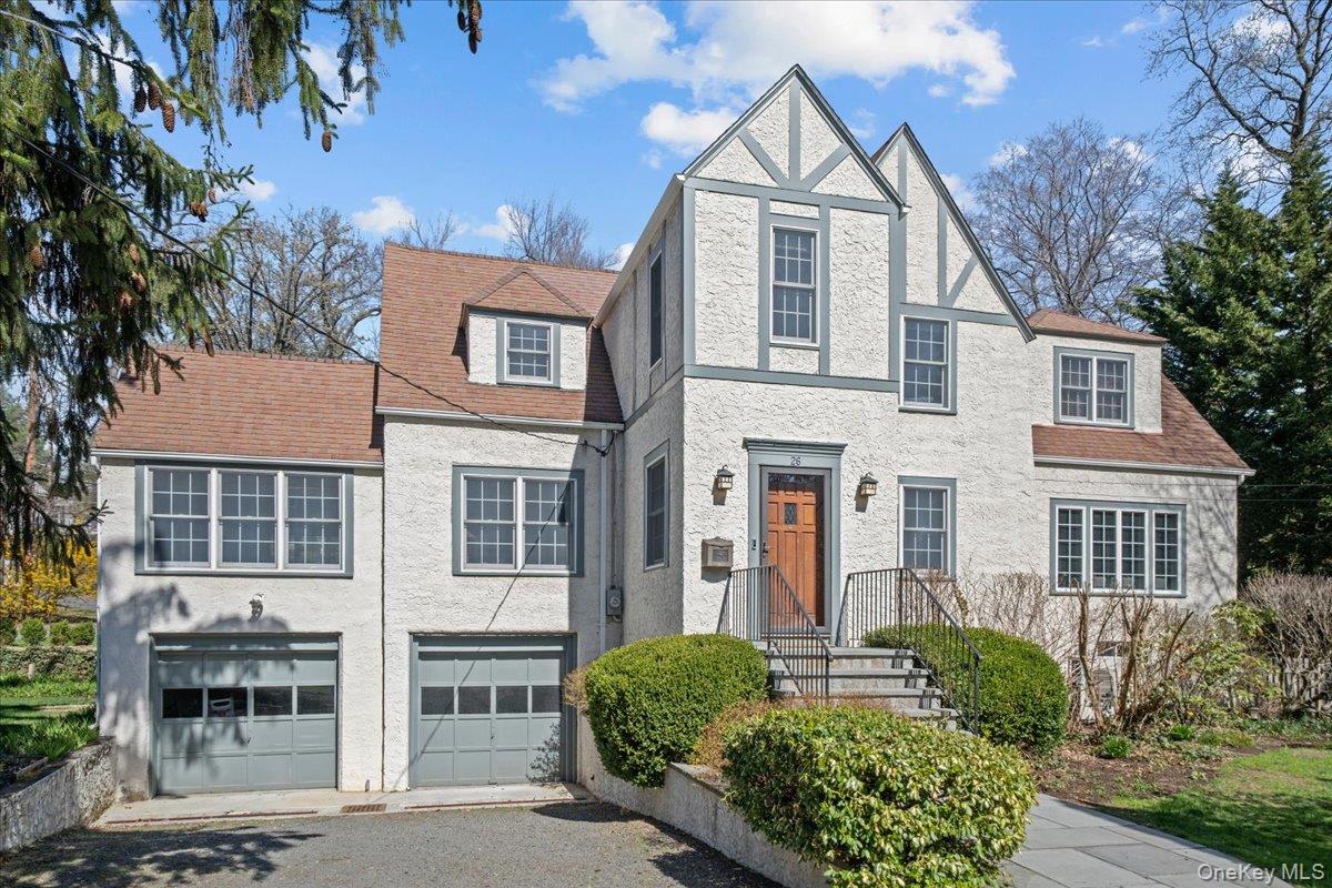 This light, bright Tudor delivers on convenience, plus it's current, h...