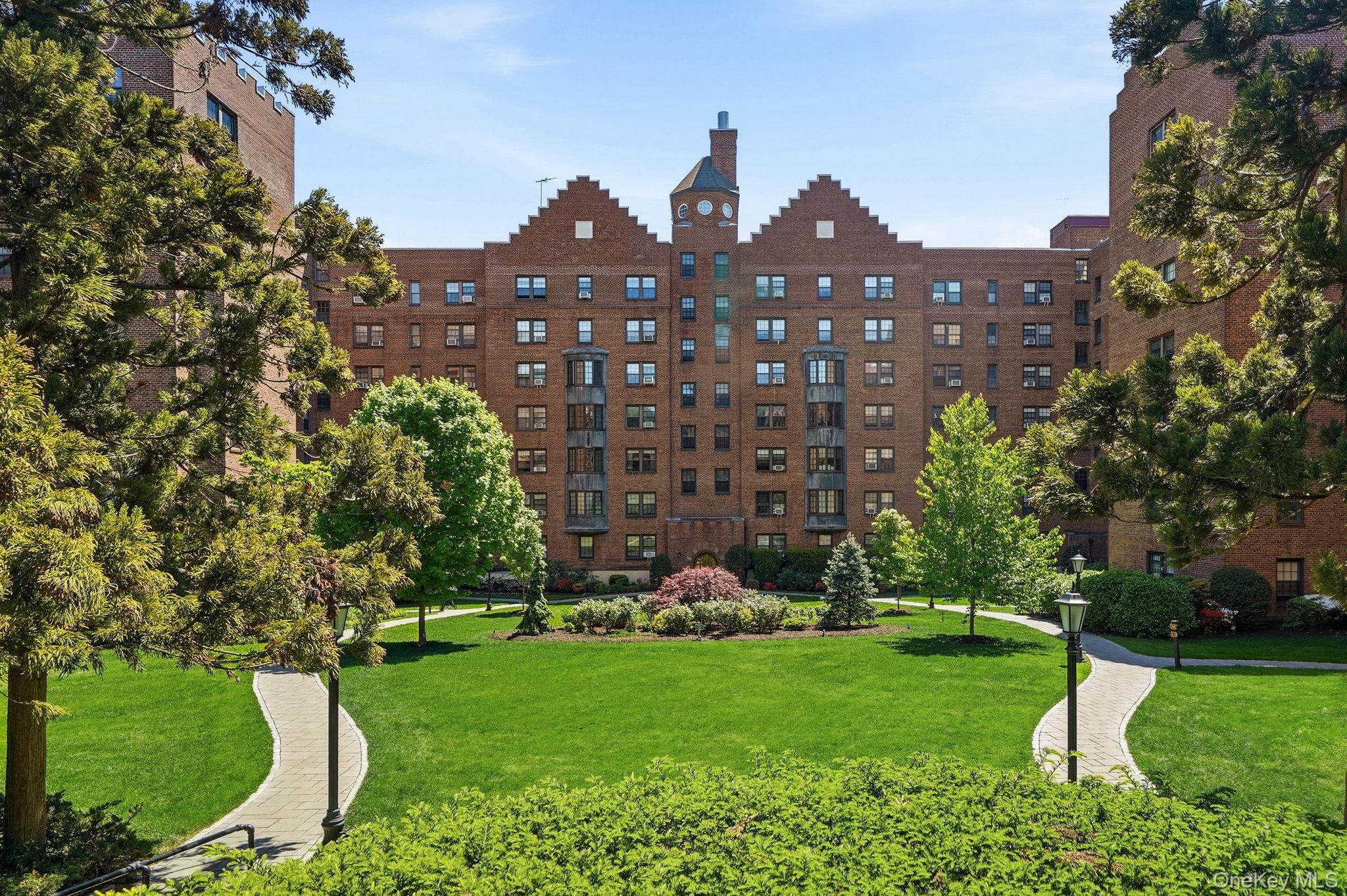 Commuter’s Delight! Beautiful, spacious 1 bedroom, 1 bath co-op in the...